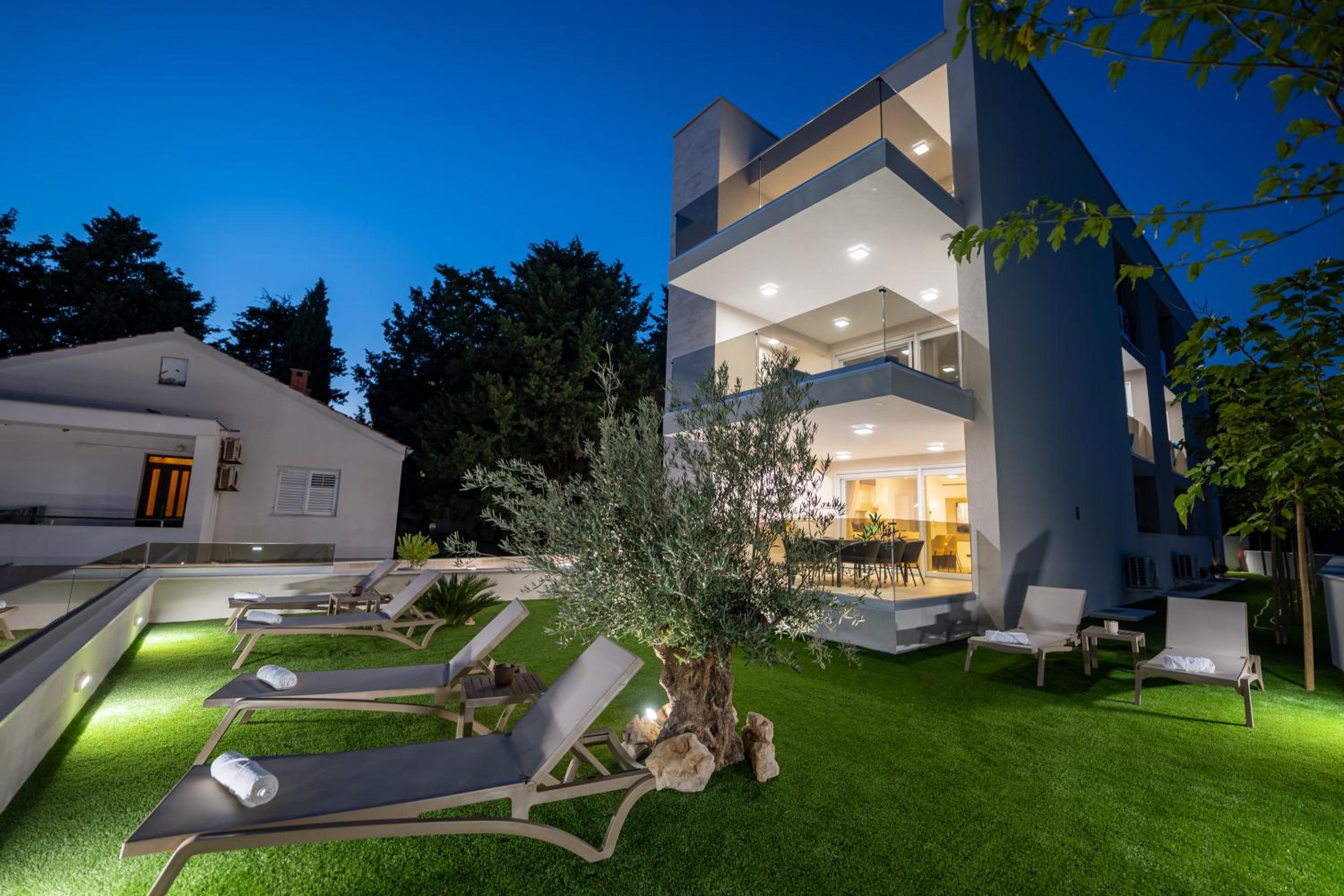 Bumblebee apartments & rooms with pool