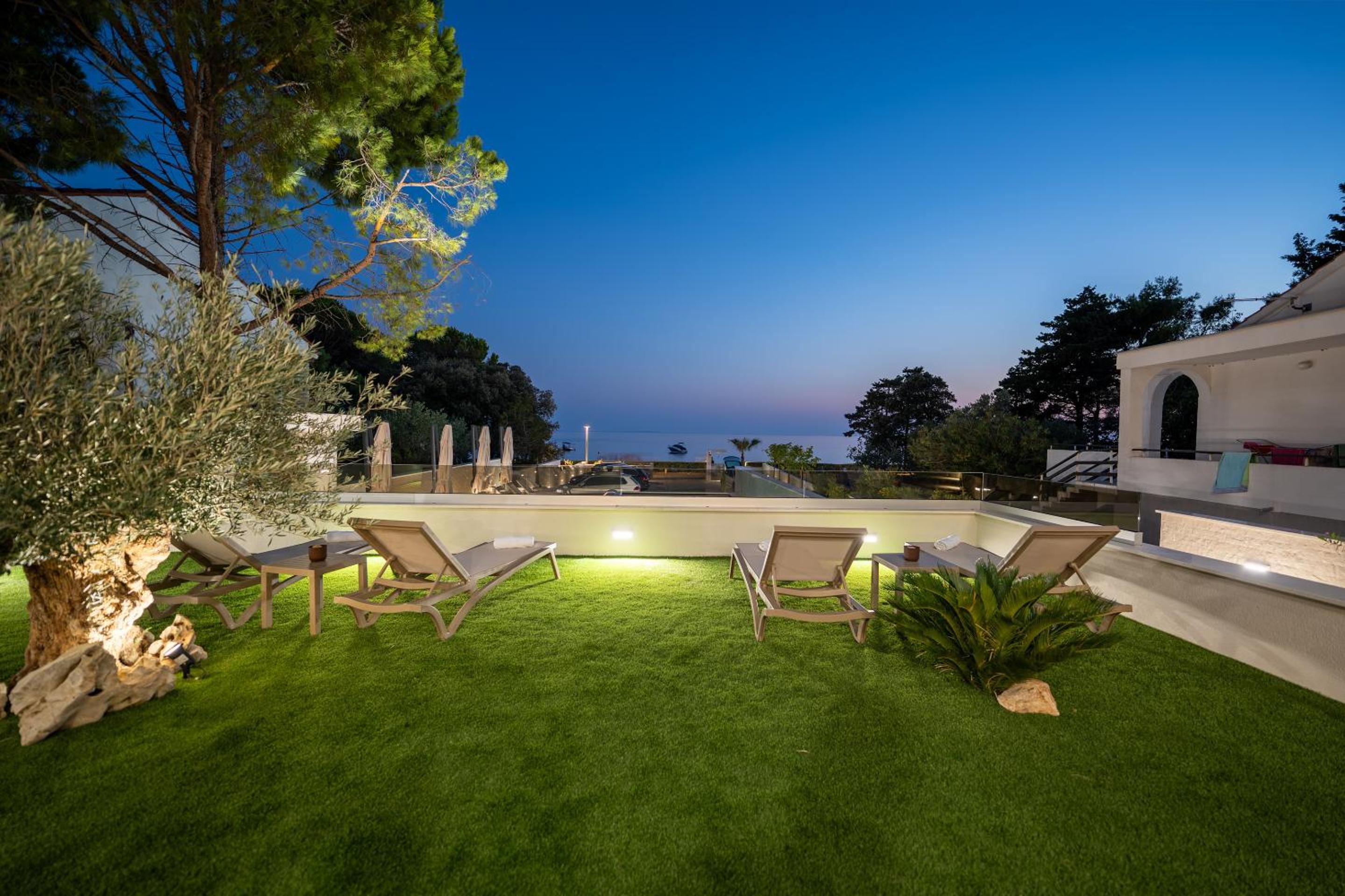 Bumblebee apartments & rooms with pool