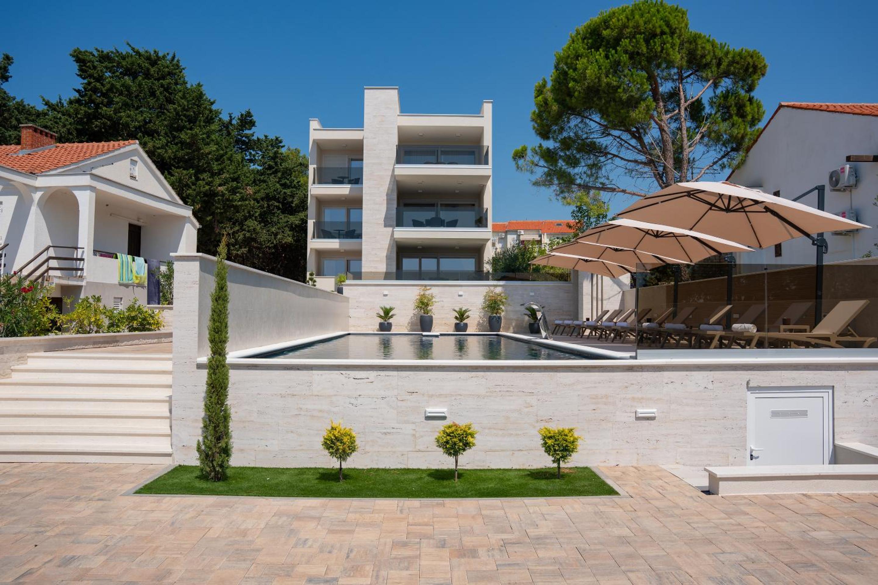 Bumblebee apartments & rooms with pool