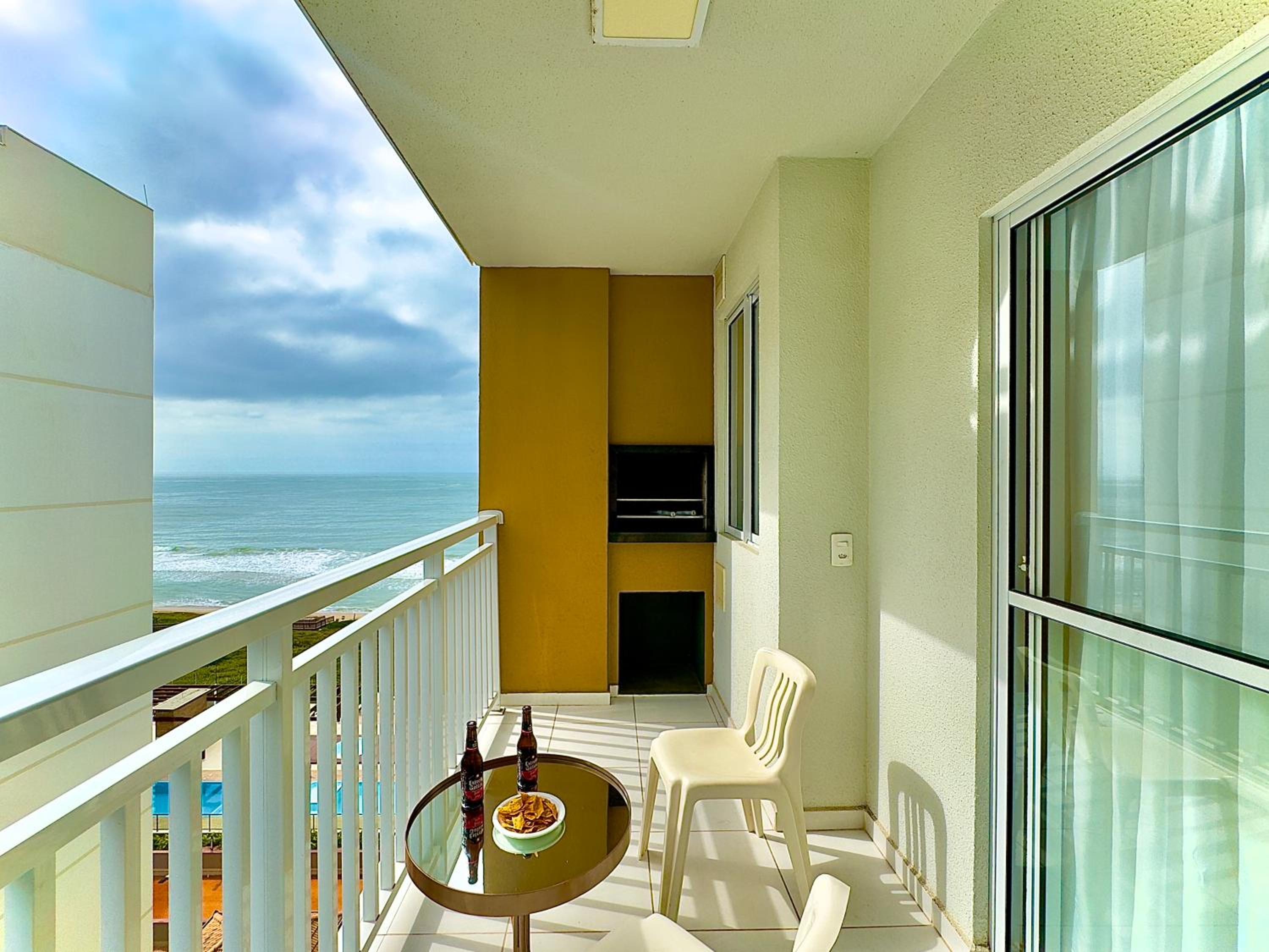 Apto completo com VISTA MAR em CONDOMINIO RESORT FRENTE MAR em Barra Velha 2 quartos AR CONDICIONADO CHURRASQUEIRA privativa Cozinha Completa PISCINA vaga 