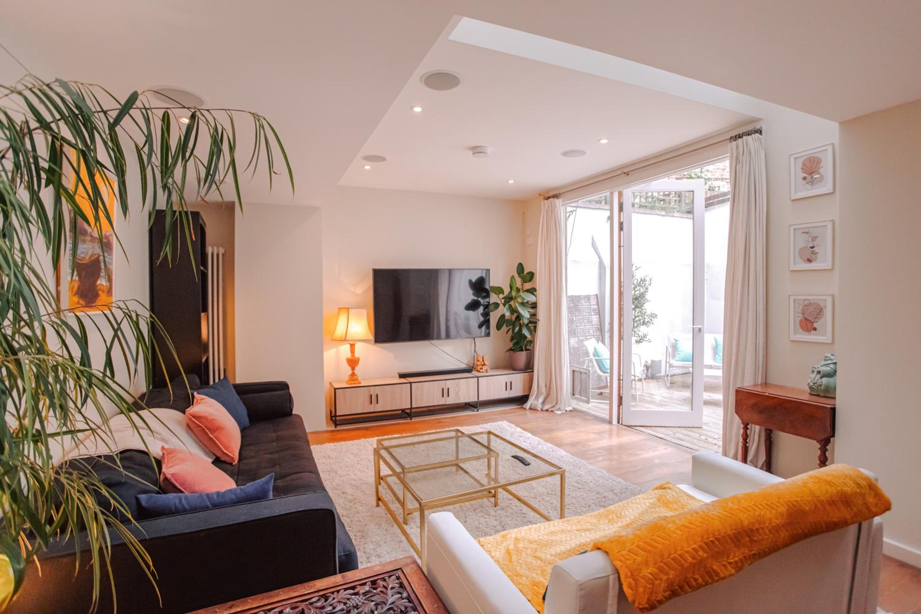 3-Bedroom Maisonette with Large Double Living Room