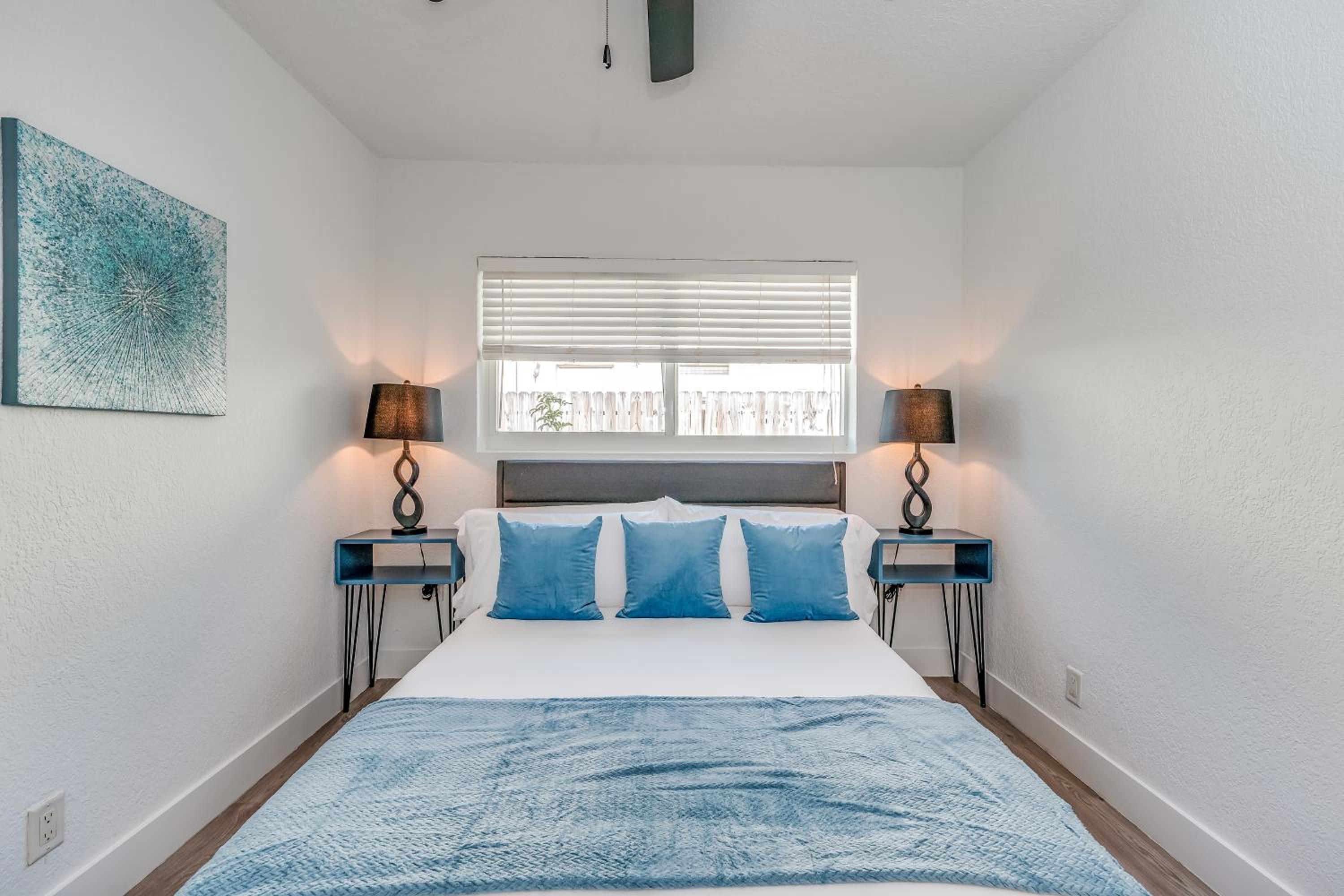 Friendly Fox Luxury Pool & Spa House Near Downtown & Beach