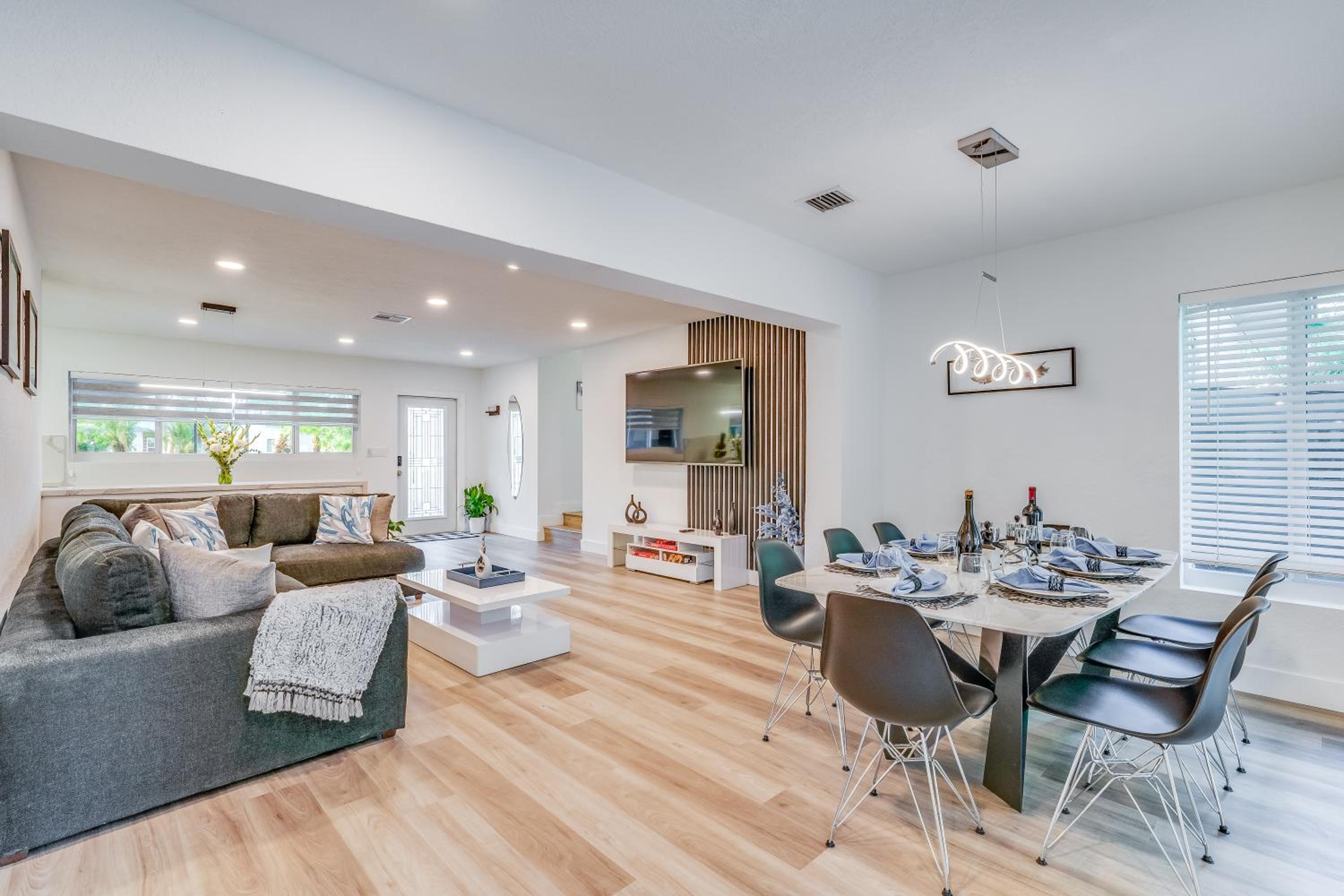Friendly Fox Luxury Pool & Spa House Near Downtown & Beach