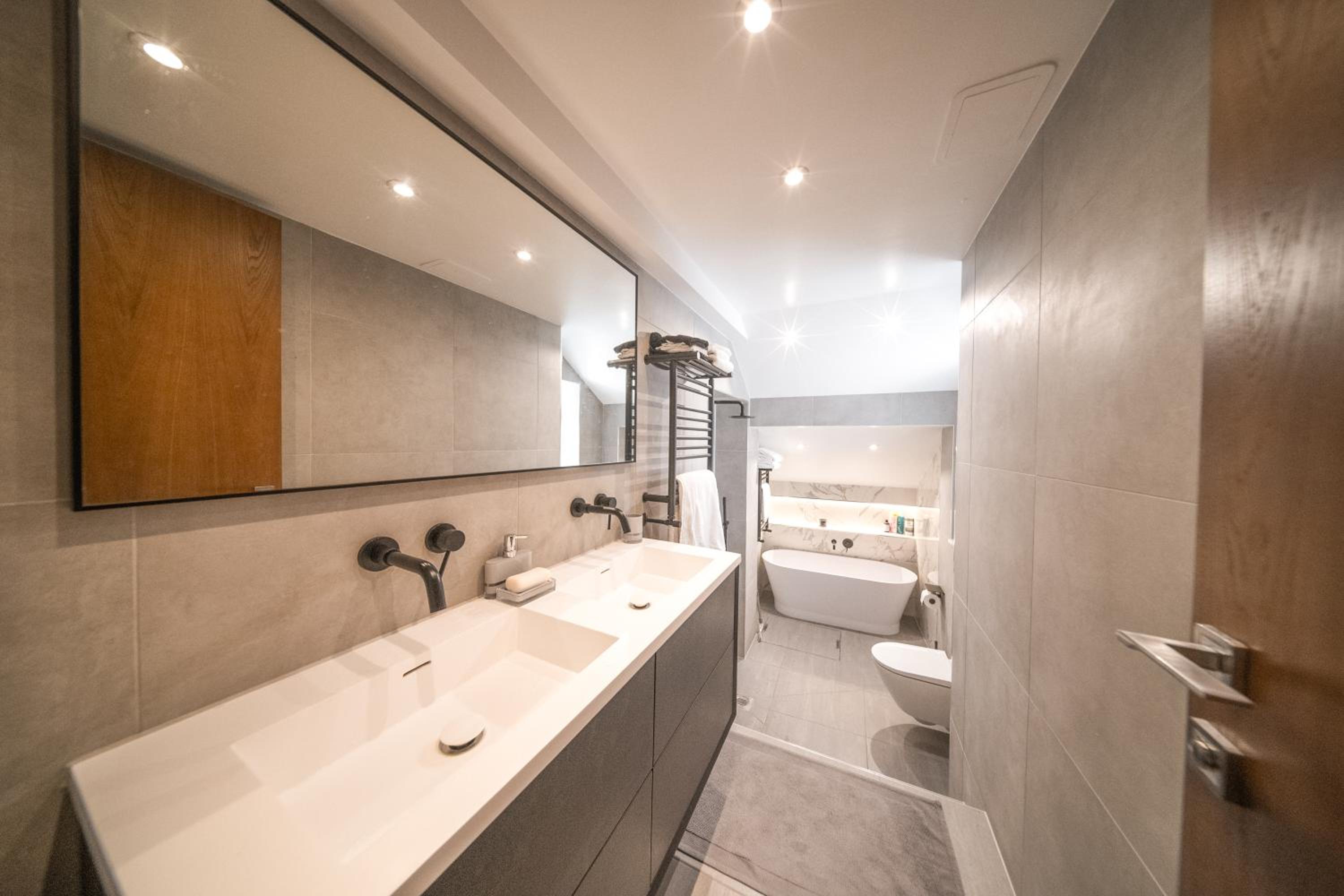 3-Bedroom Maisonette with Large Double Living Room