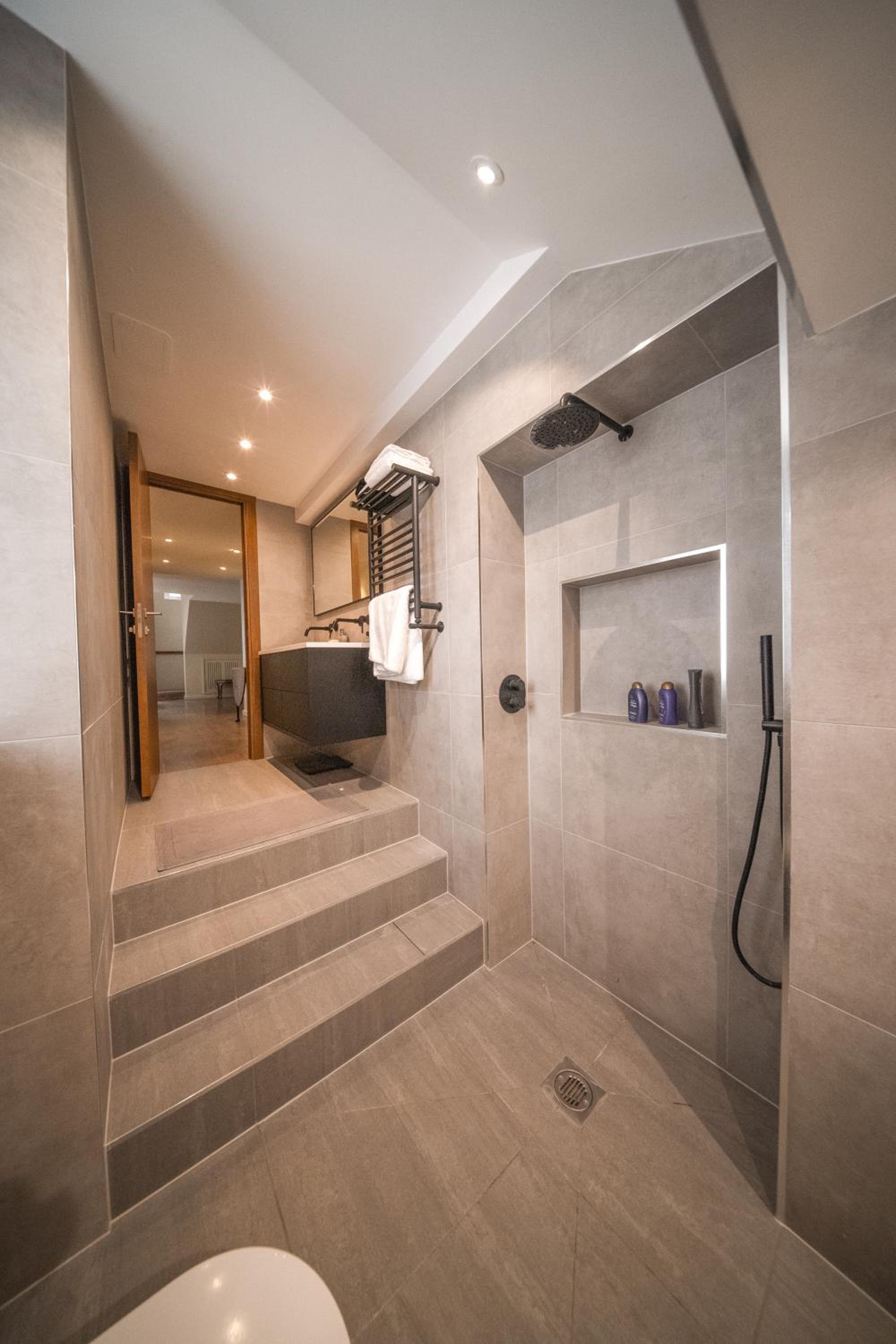 3-Bedroom Maisonette with Large Double Living Room