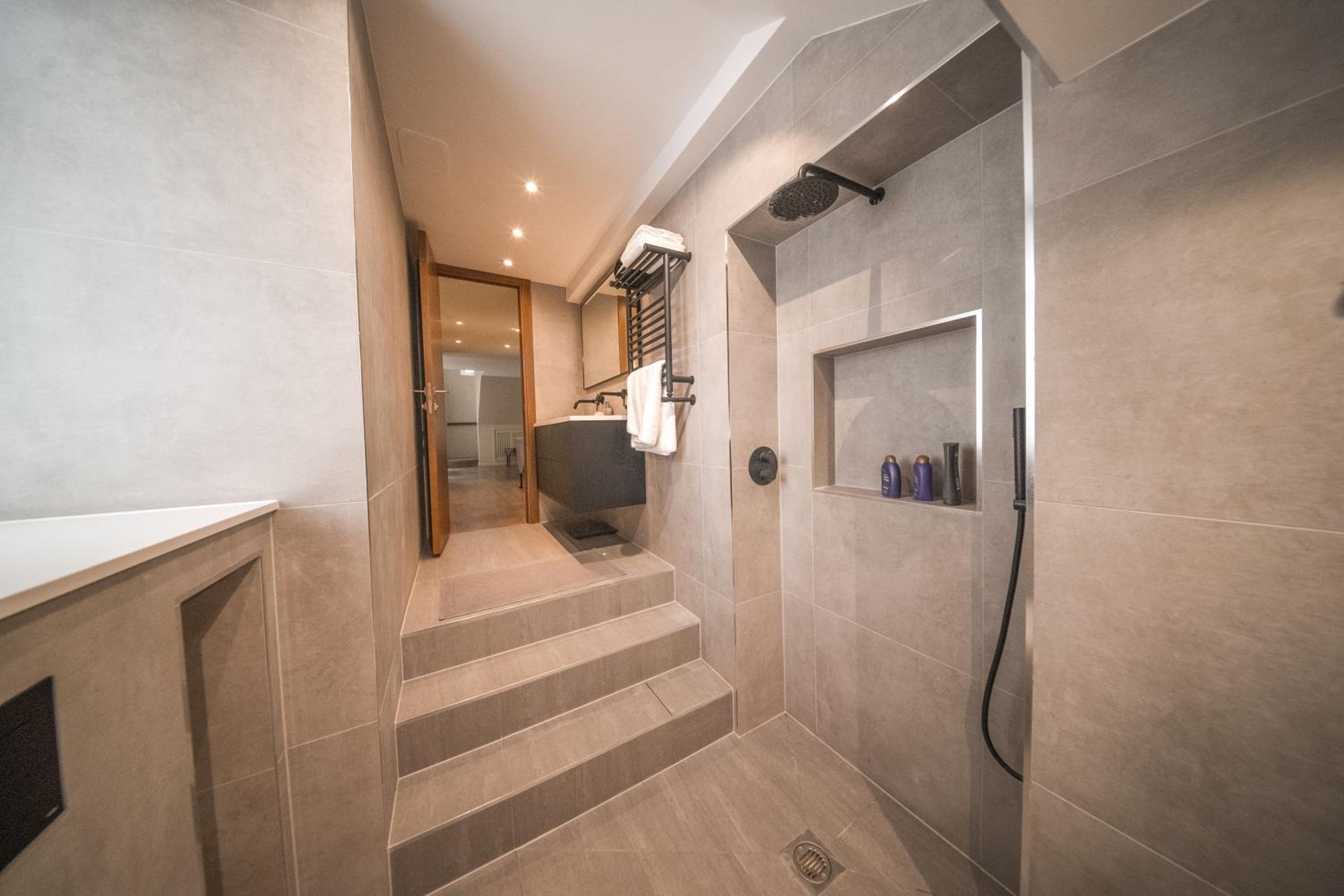 3-Bedroom Maisonette with Large Double Living Room