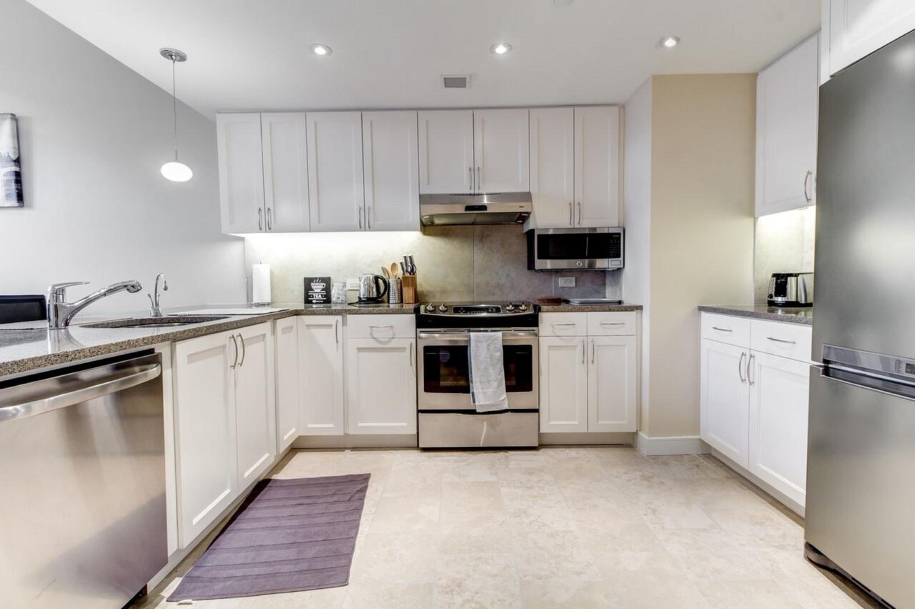 Heaven on Washington Fully Furnished Apartments photo 2