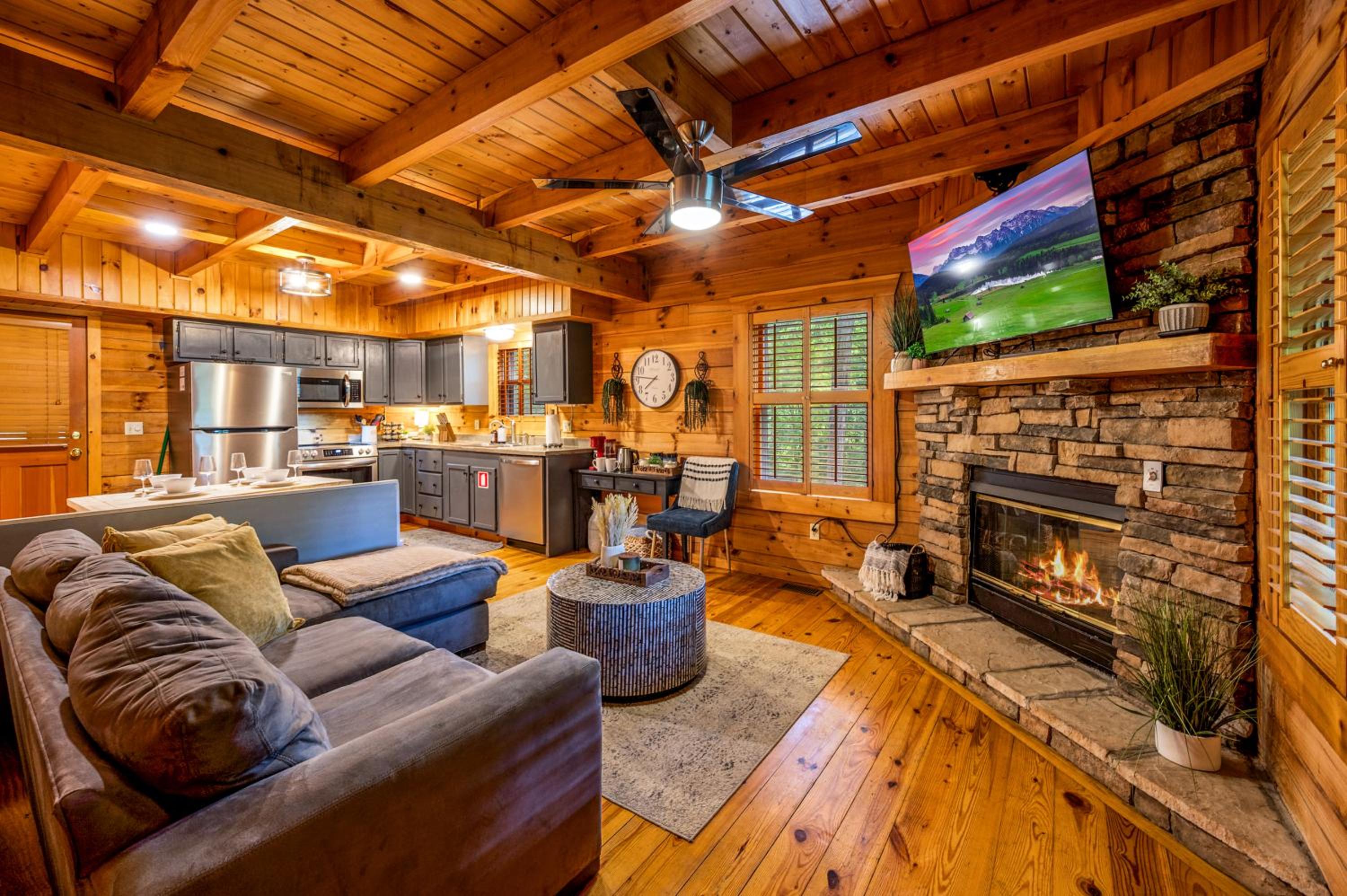 Secluded yet Close 2 All Hot Tub Pet-friendly