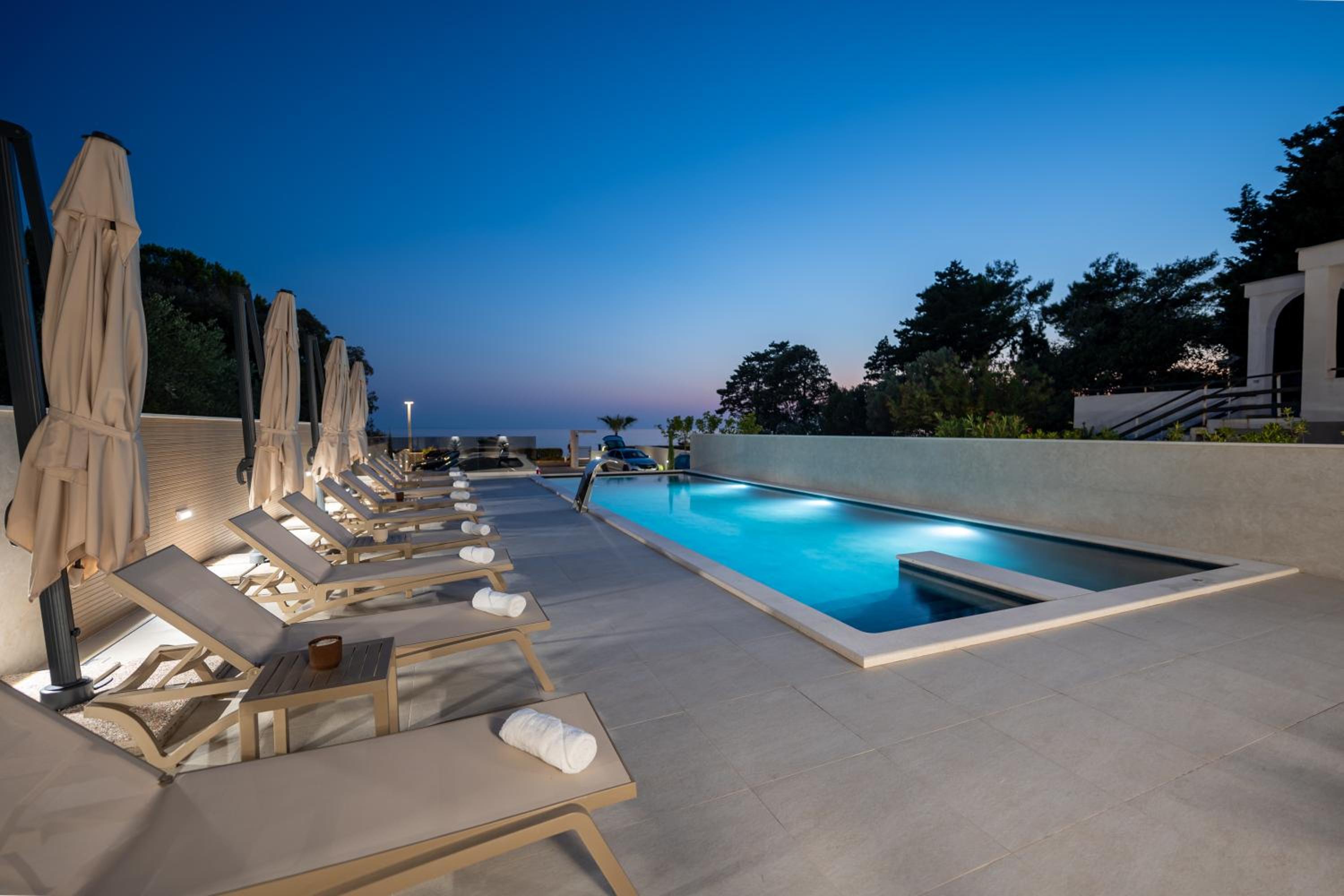 Bumblebee apartments & rooms with pool
