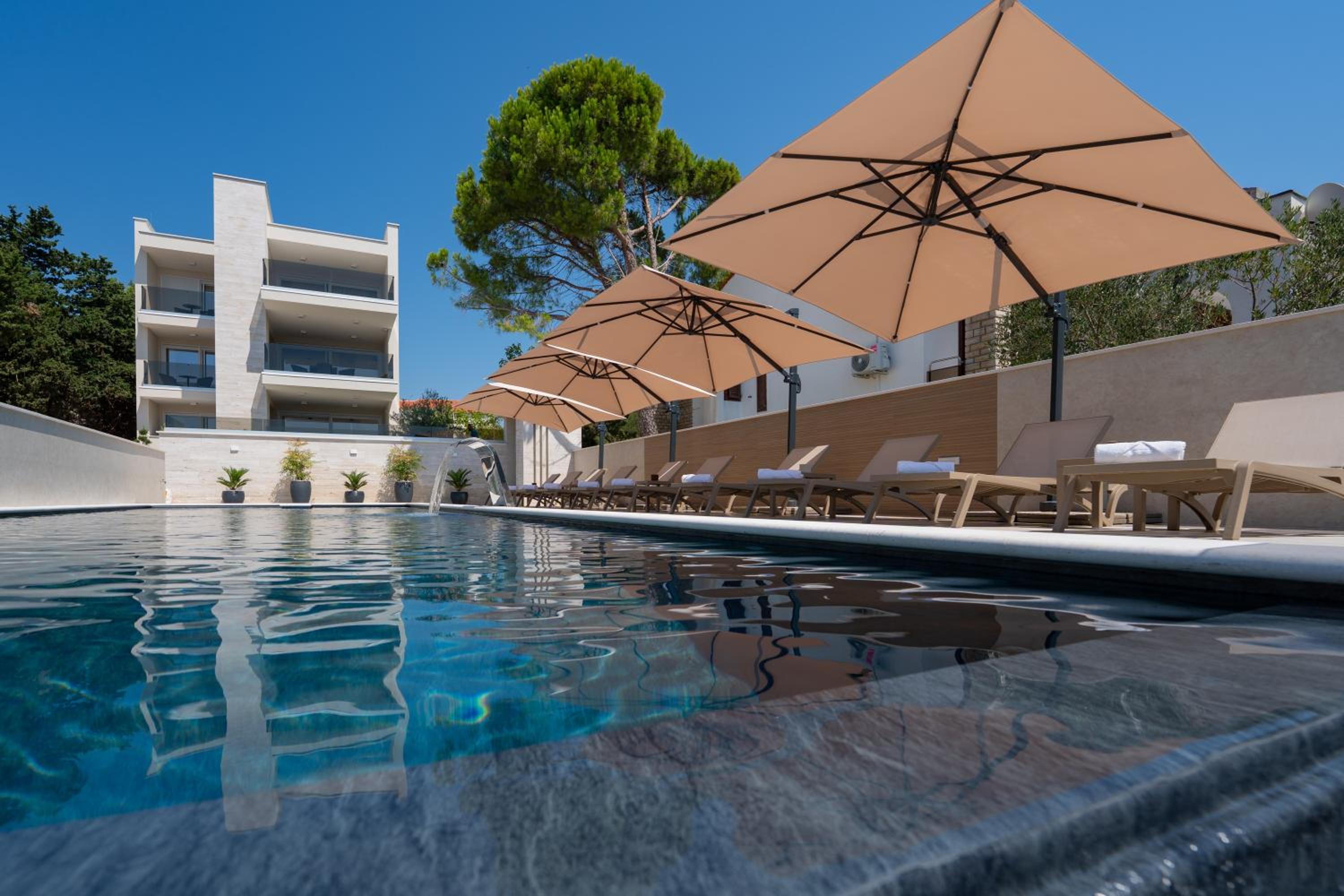 Bumblebee apartments & rooms with pool