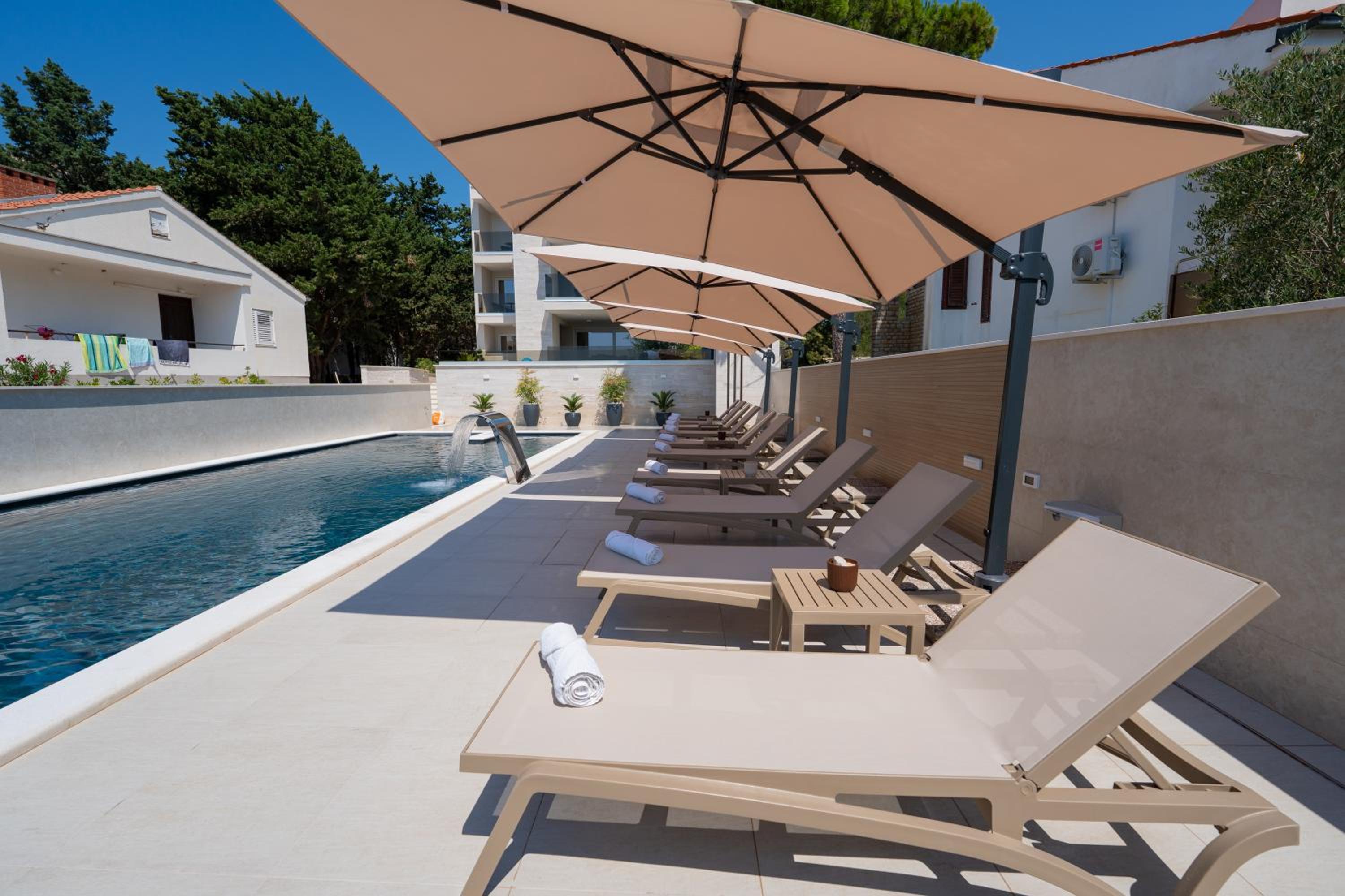 Bumblebee apartments & rooms with pool