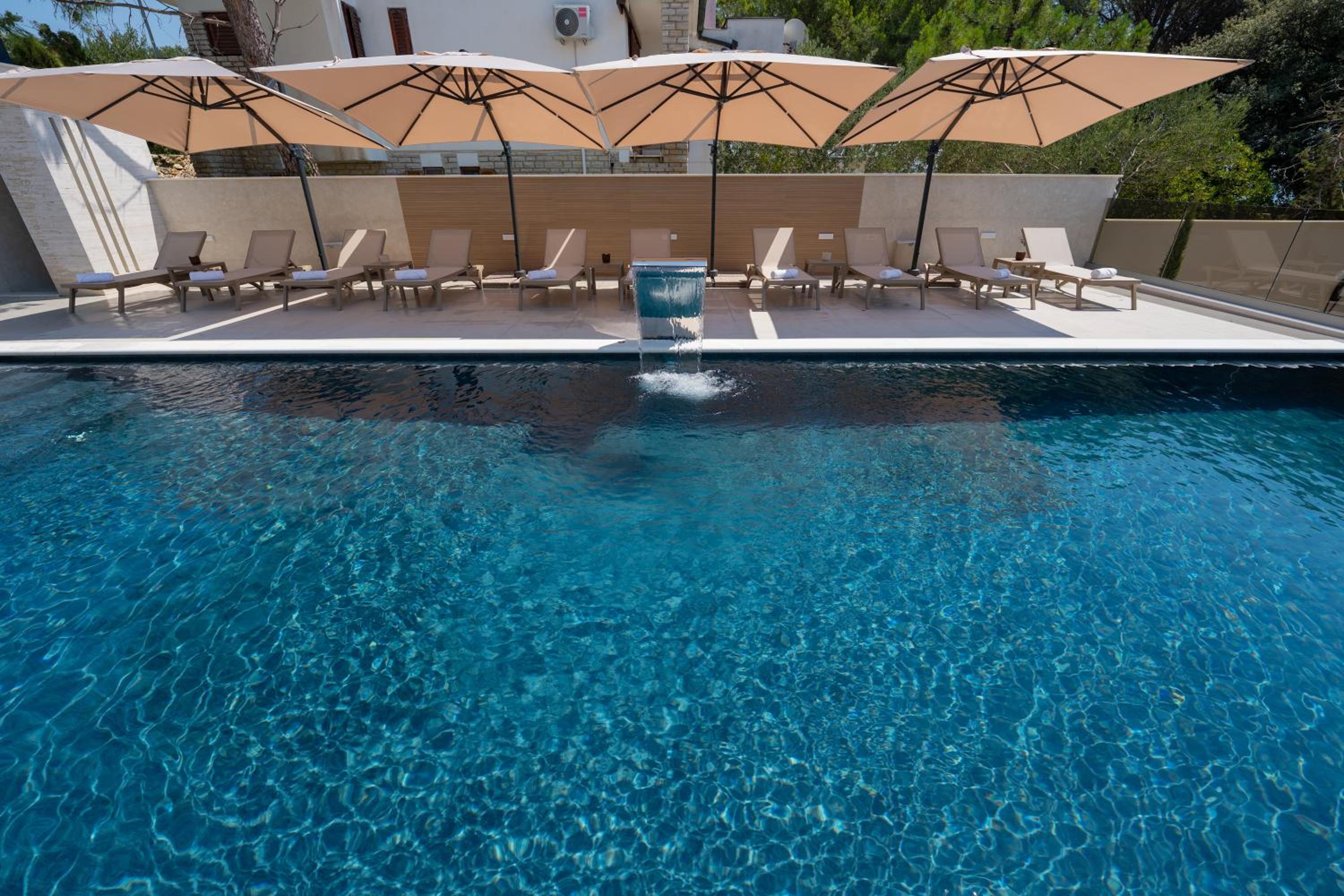 Bumblebee apartments & rooms with pool