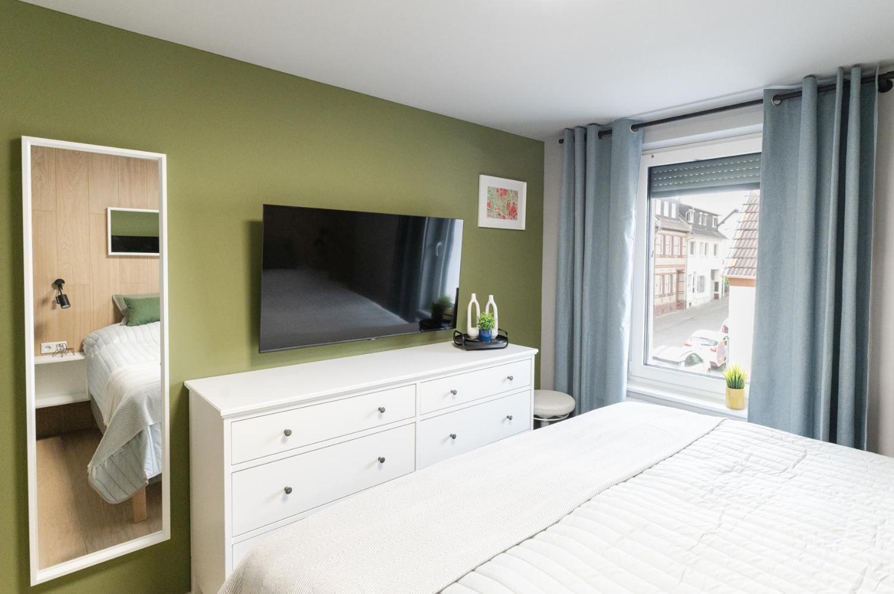 HOUSE 756 MAINZ - DESIGN-FERIENHAUS, 4 Schlafzimmer, 3 Bäder, SAUNA & Kamin