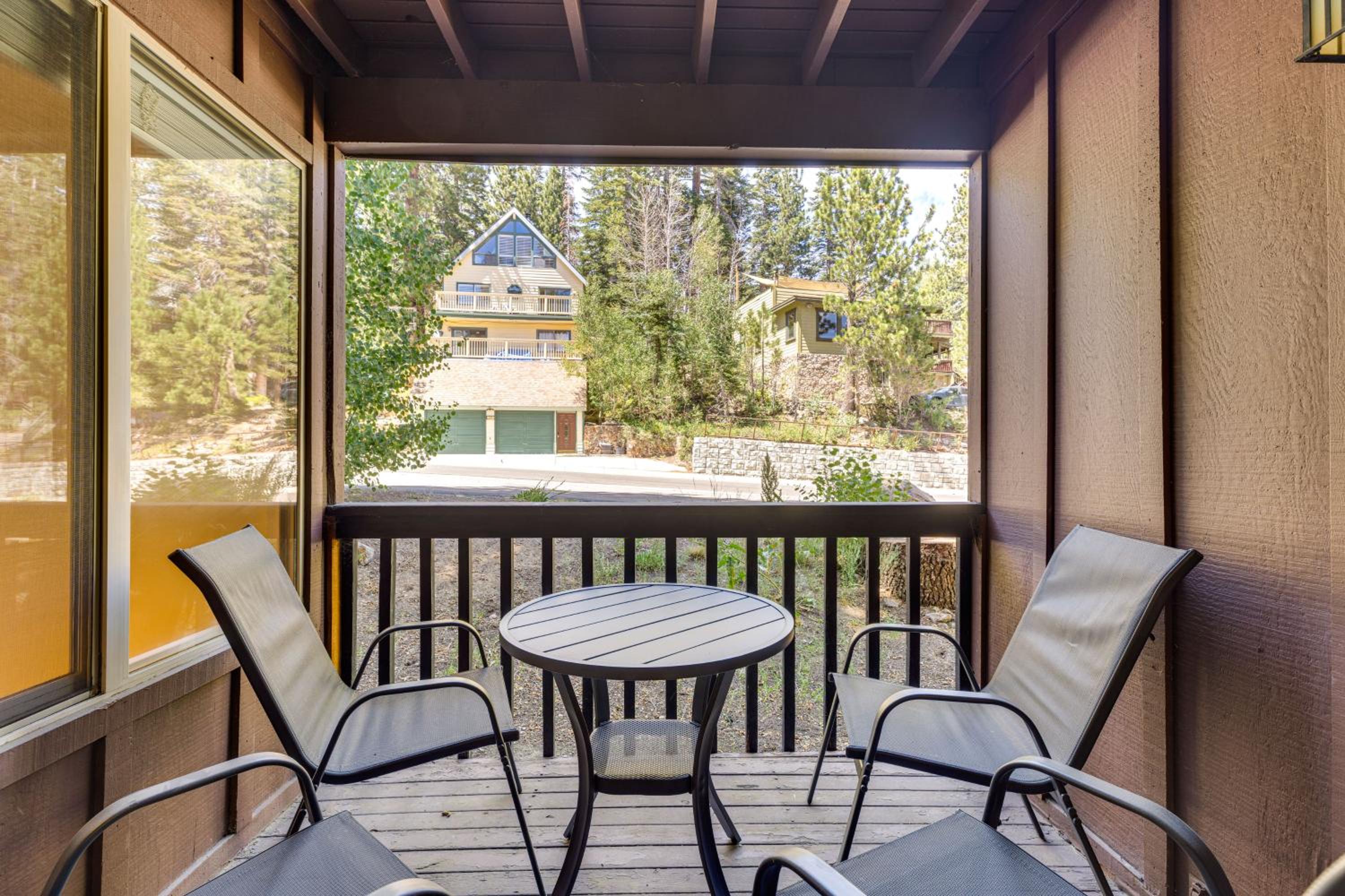 Walk to Mammoth Village Chic Mountain Studio