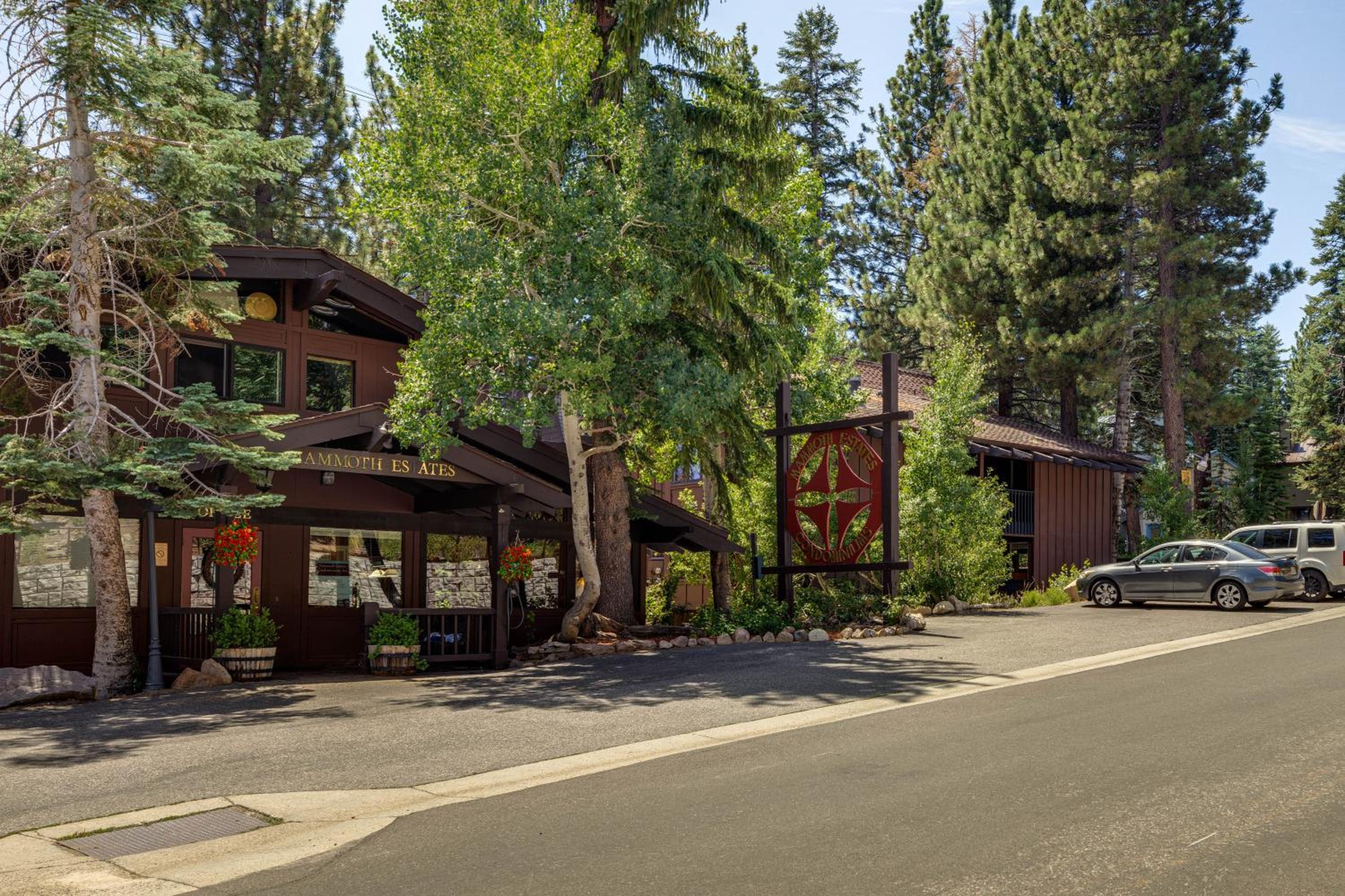Walk to Mammoth Village Chic Mountain Studio