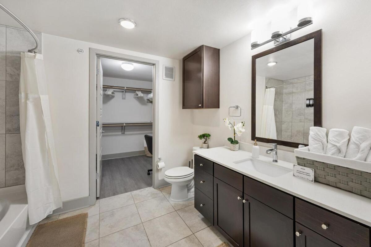 Chill & Tone 1BR Frisco King & Sofa, Gym & Pool