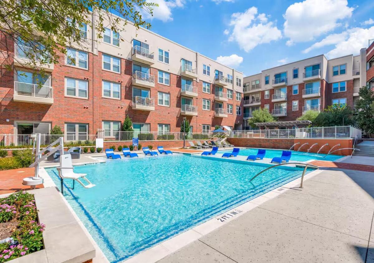 Chill & Tone 1BR Frisco King & Sofa, Gym & Pool