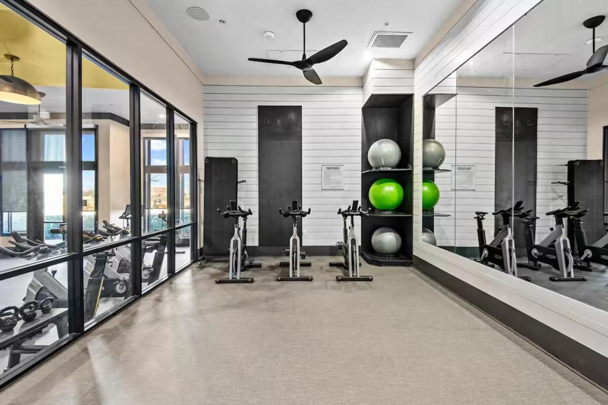 Chill & Tone 1BR Frisco King & Sofa, Gym & Pool