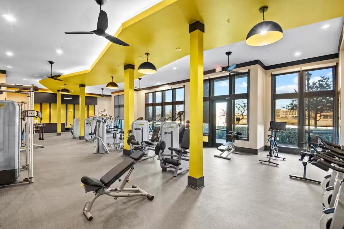 Chill & Tone 1BR Frisco King & Sofa, Gym & Pool