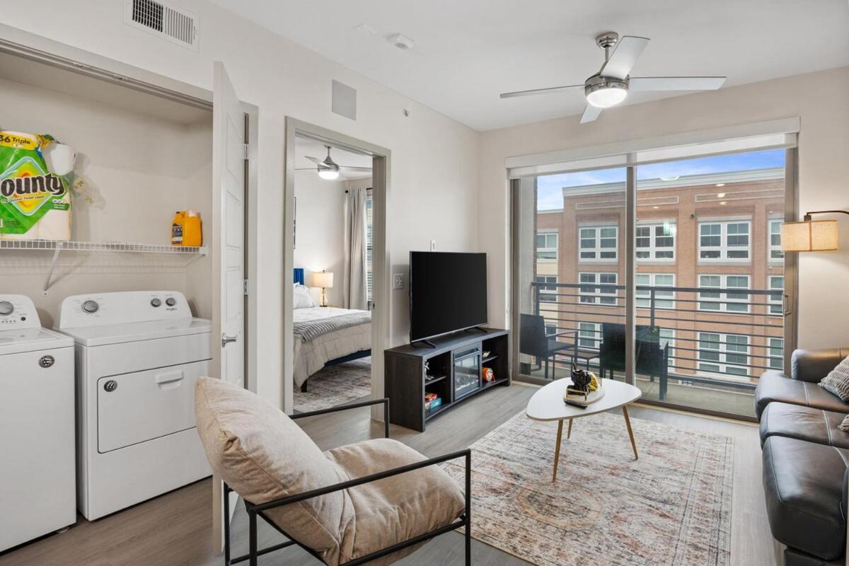 Chill & Tone 1BR Frisco King & Sofa, Gym & Pool