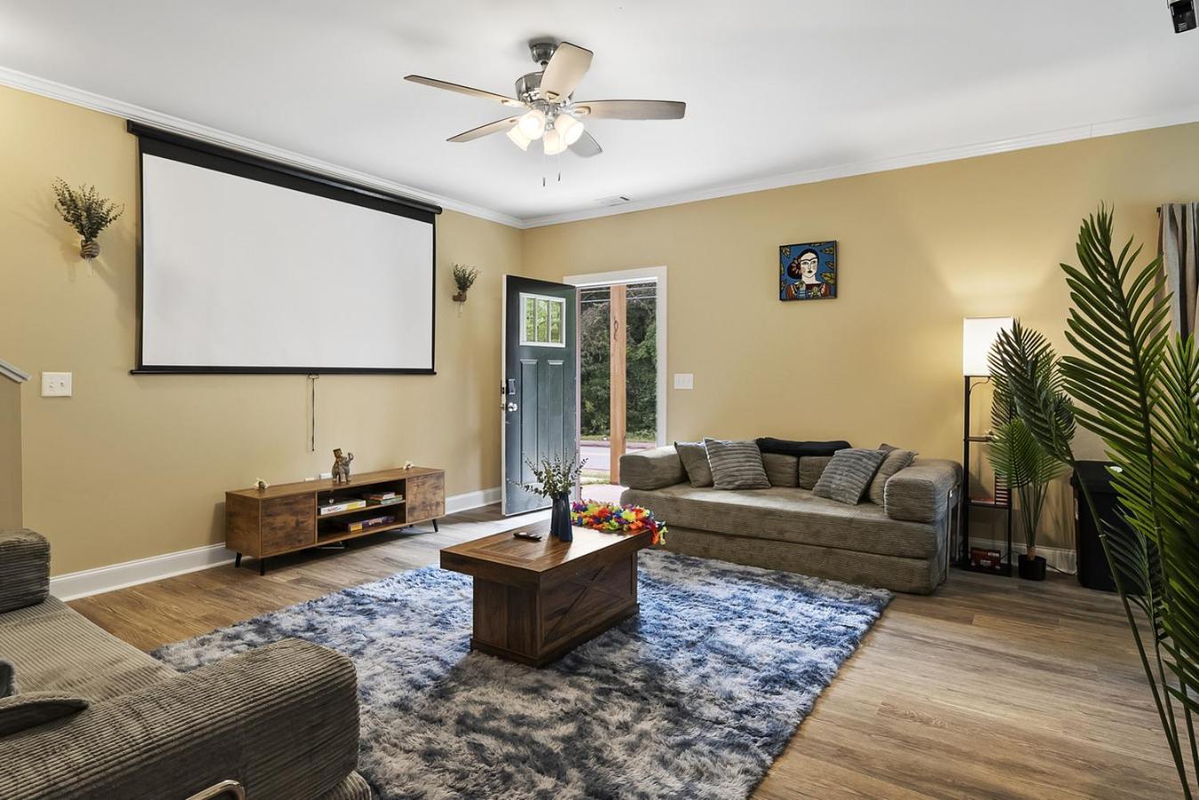 The Aloha House - Massage Chairs - 3 King Beds - Projector
