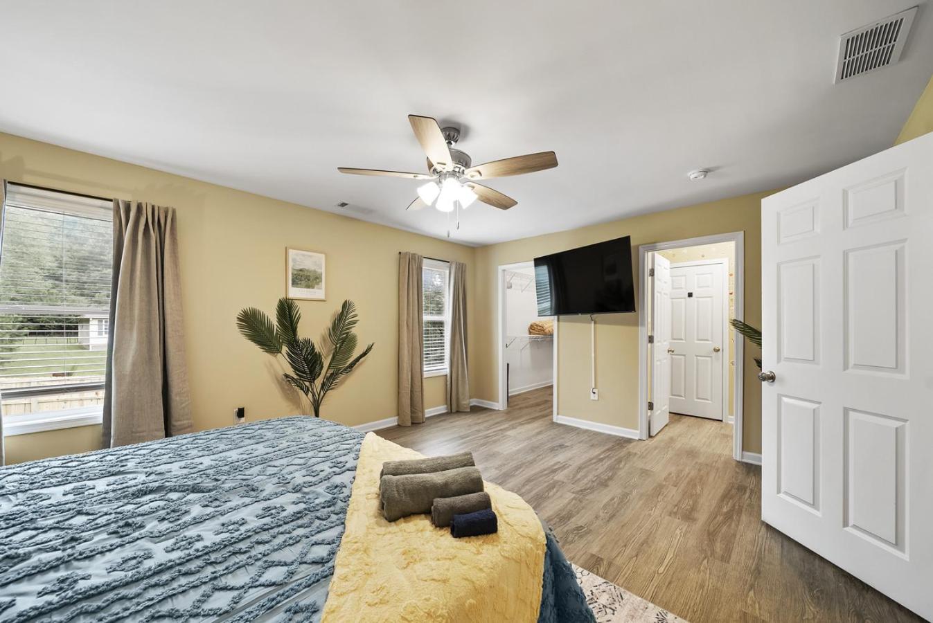 The Aloha House - Massage Chairs - 3 King Beds - Projector