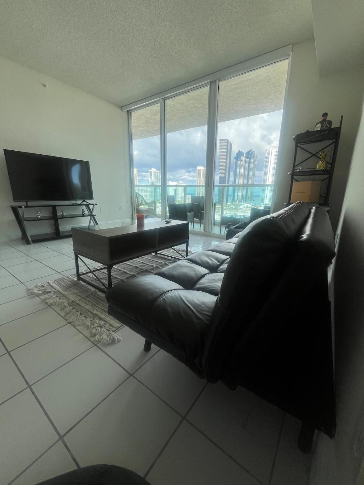 Enjoy an endless summer - Parking included!