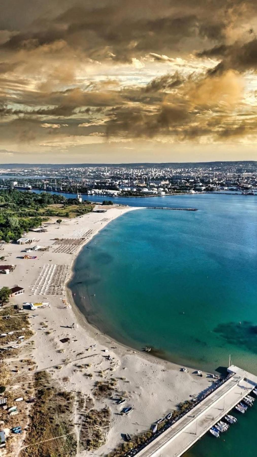Coral Bay Studio Varna - Beachfront with Free Parking