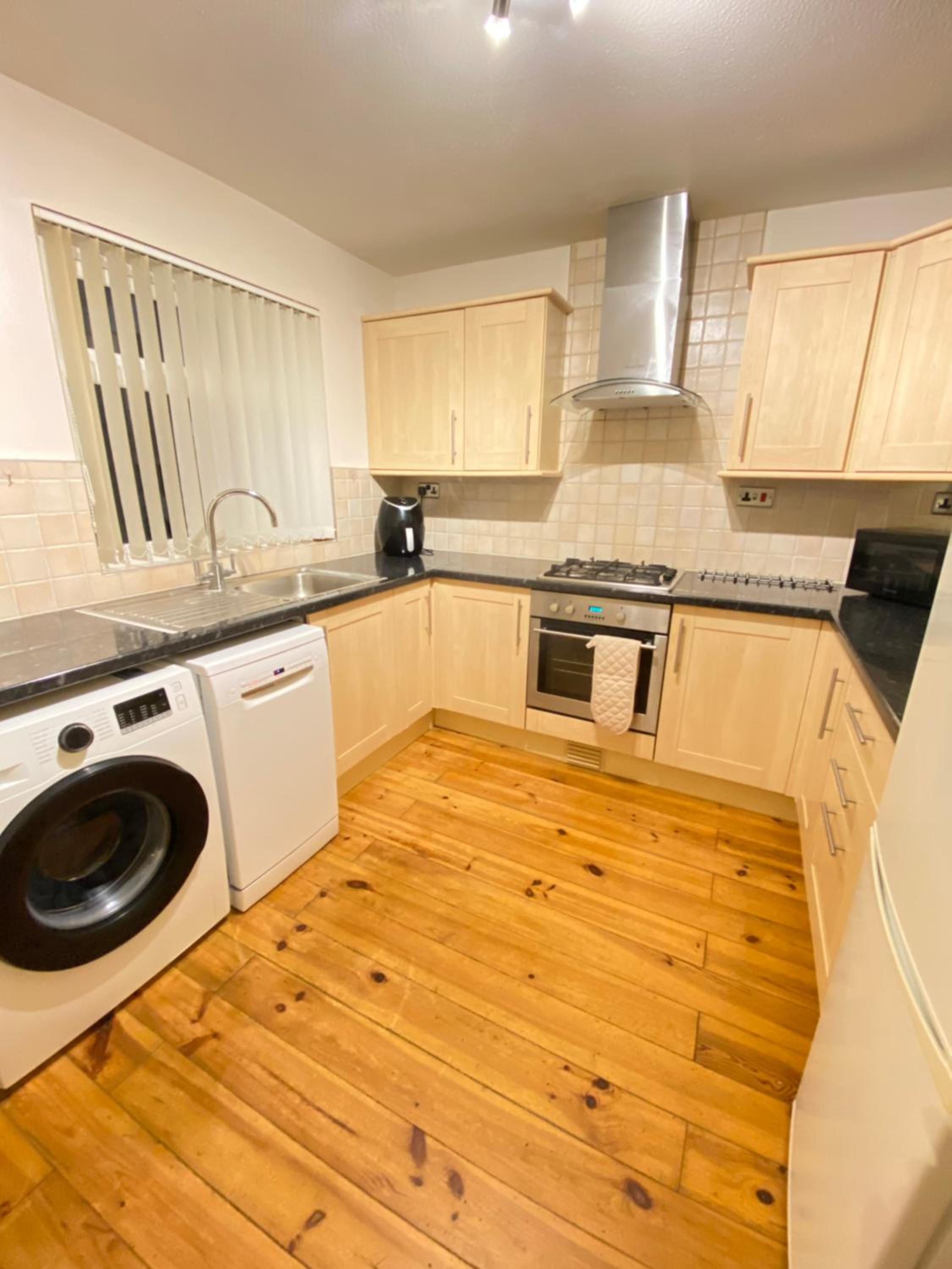 3 Bedroom House with Free Parkings, Close to City Centre and Transportation Links, at Gateshead, Newcastle upon Tyne