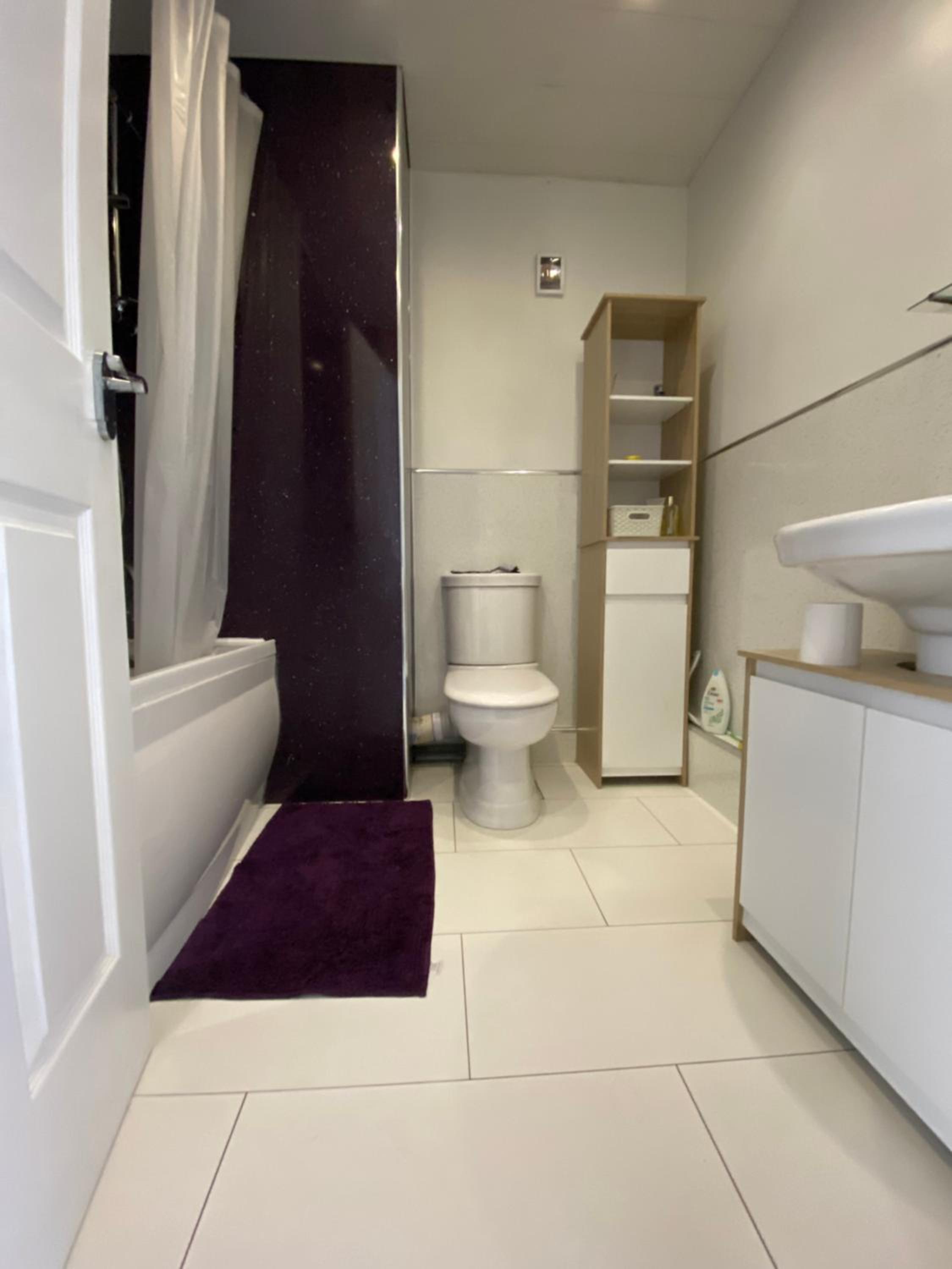 3 Bedroom House with Free Parkings, Close to City Centre and Transportation Links, at Gateshead, Newcastle upon Tyne