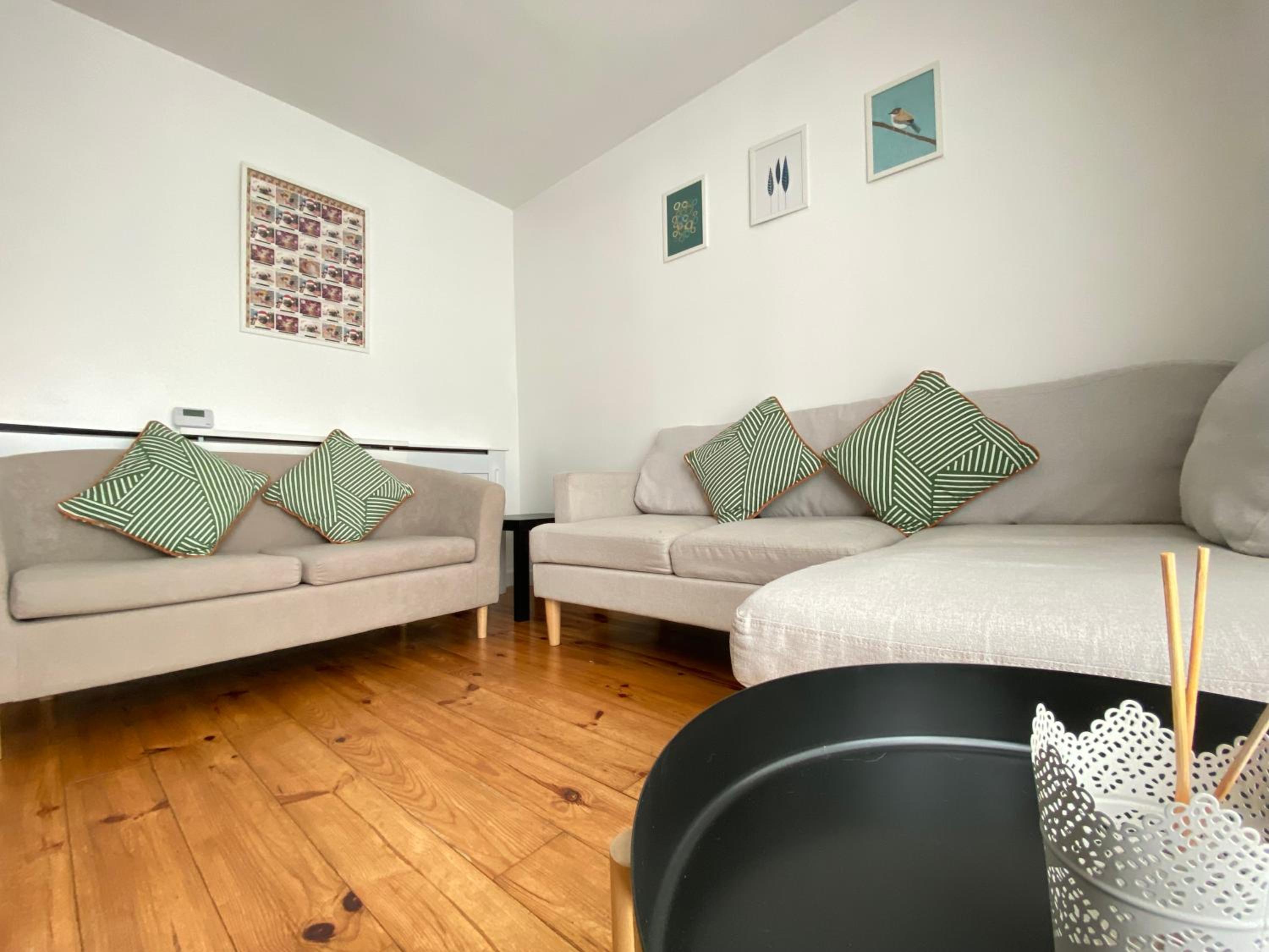 3 Bedroom House with Free Parkings, Close to City Centre and Transportation Links, at Gateshead, Newcastle upon Tyne