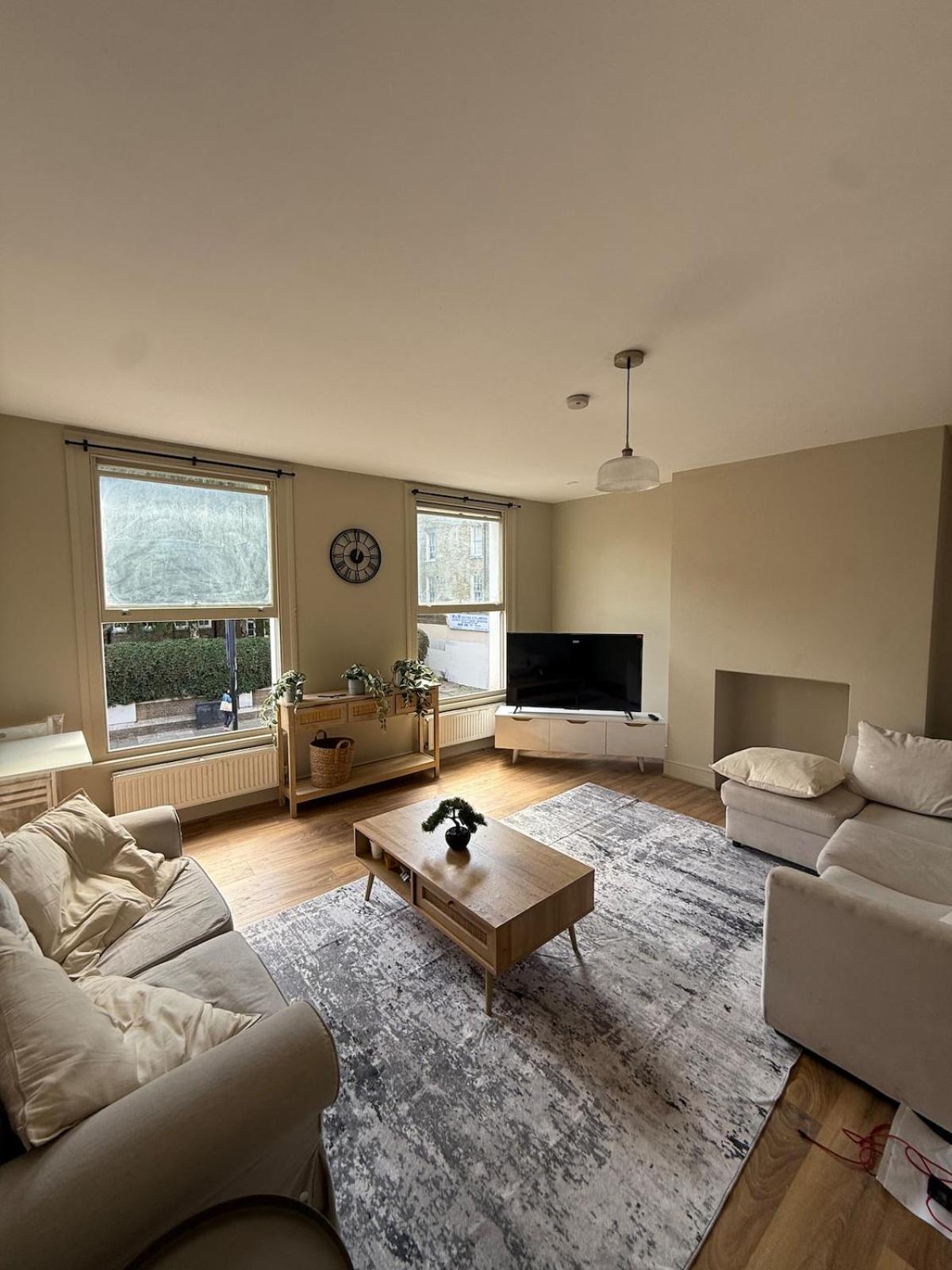 Stokey Skyline Retreat With Balcony