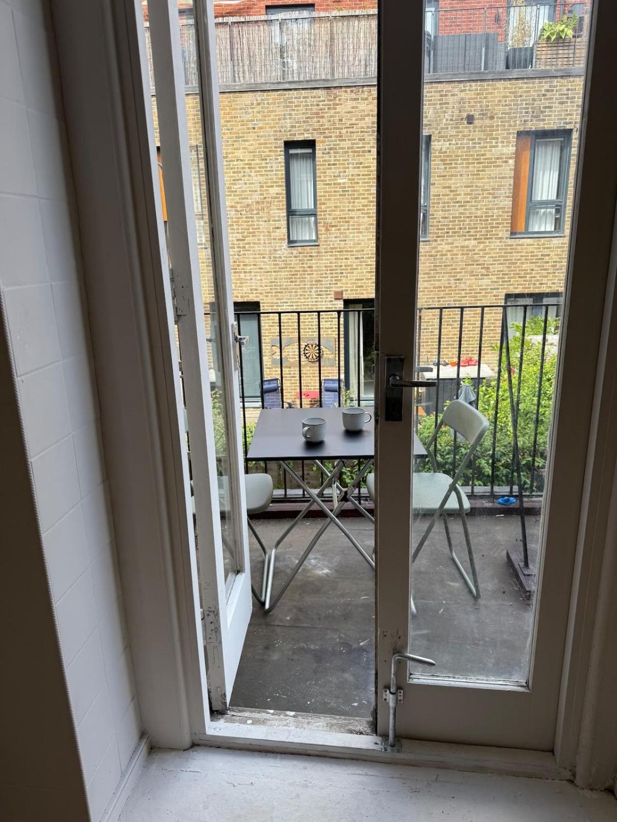 Stokey Skyline Retreat With Balcony