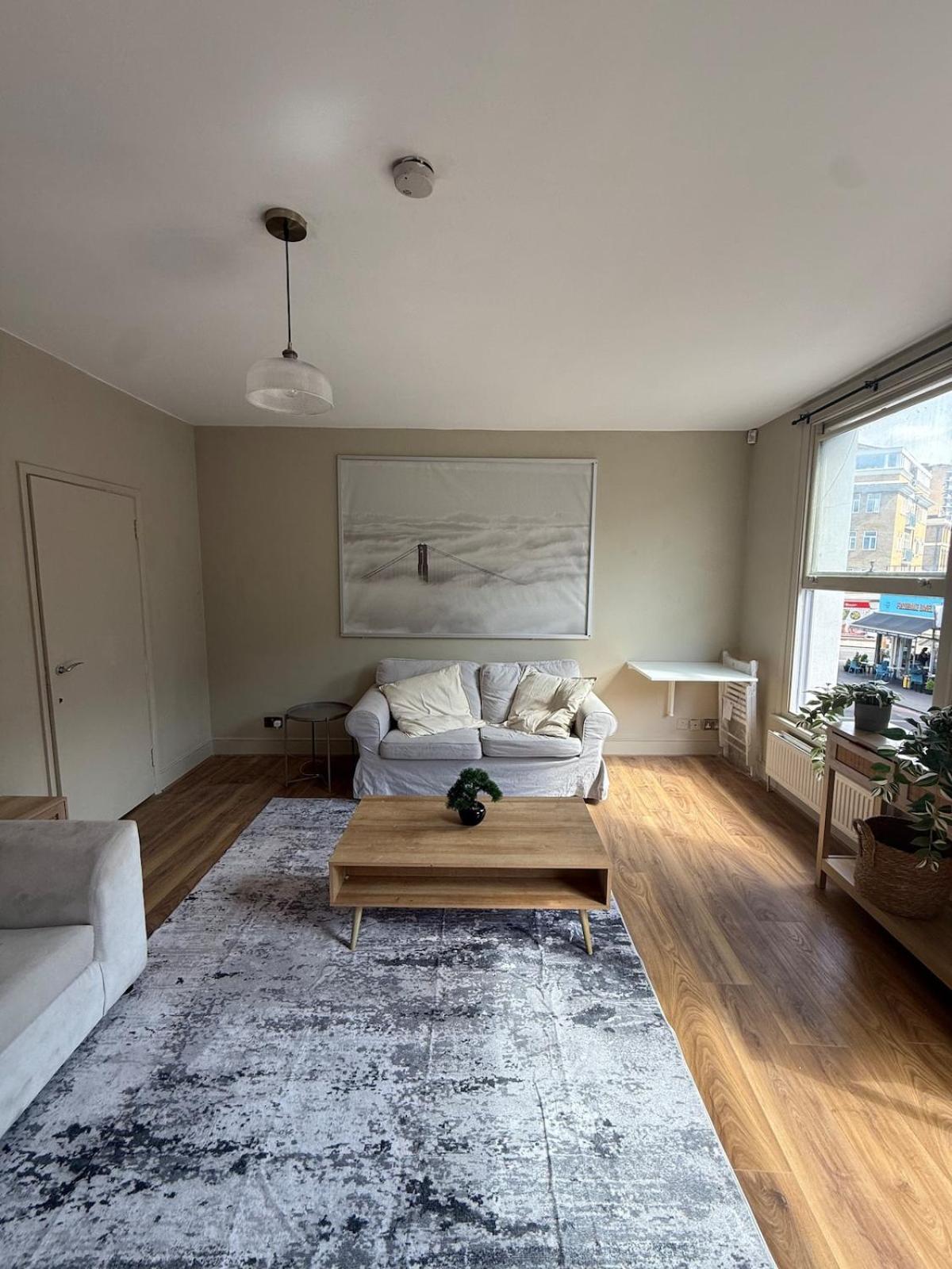 Stokey Skyline Retreat With Balcony