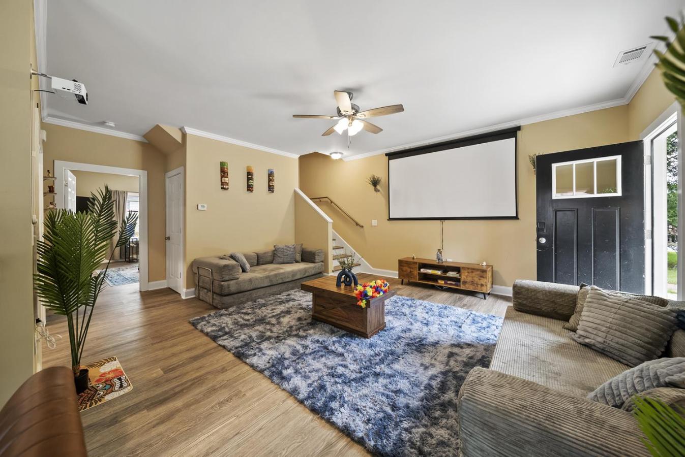 The Aloha House - Massage Chairs - 3 King Beds - Projector