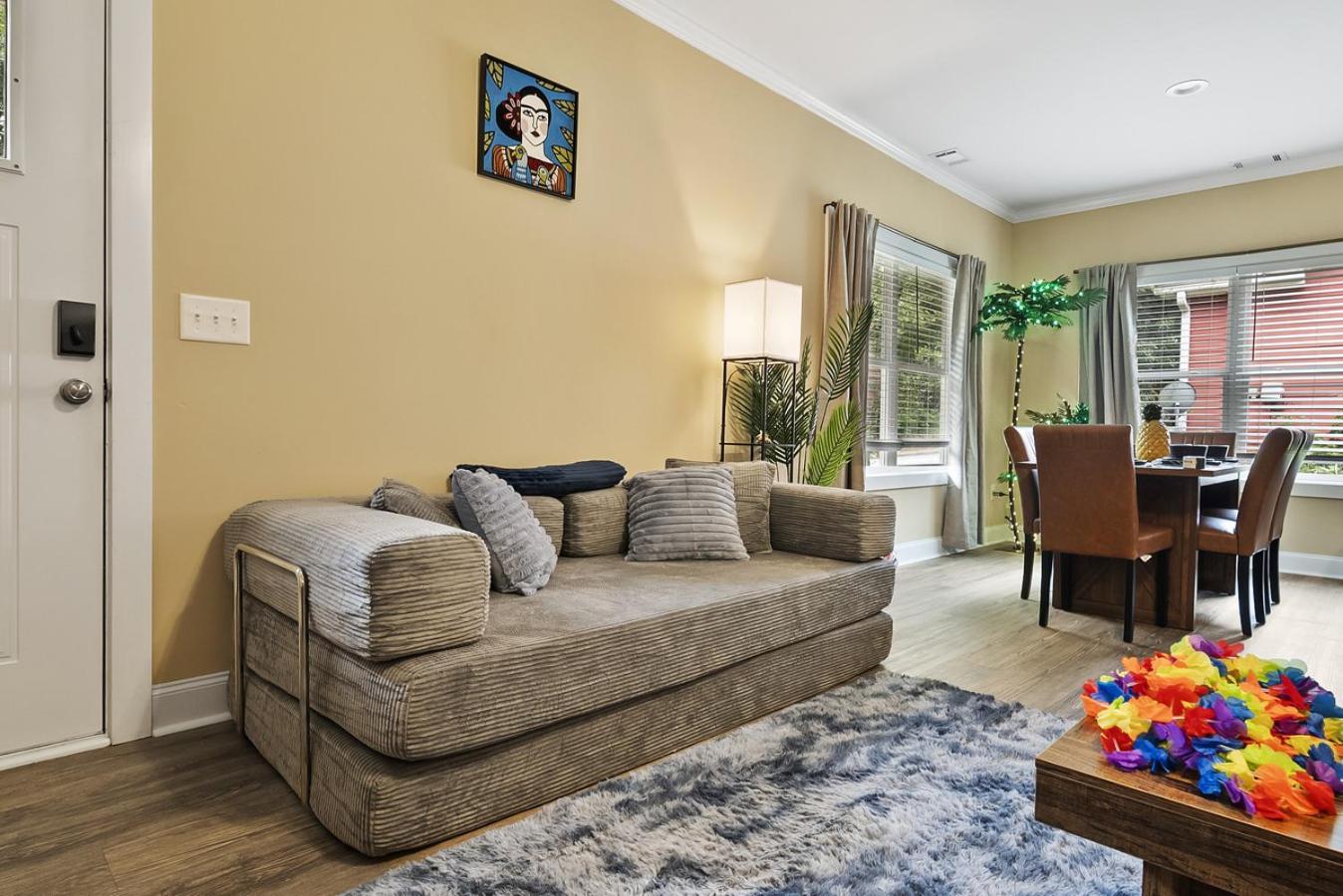 The Aloha House - Massage Chairs - 3 King Beds - Projector