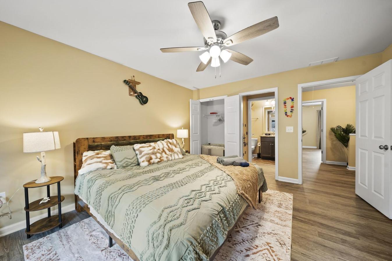 The Aloha House - Massage Chairs - 3 King Beds - Projector
