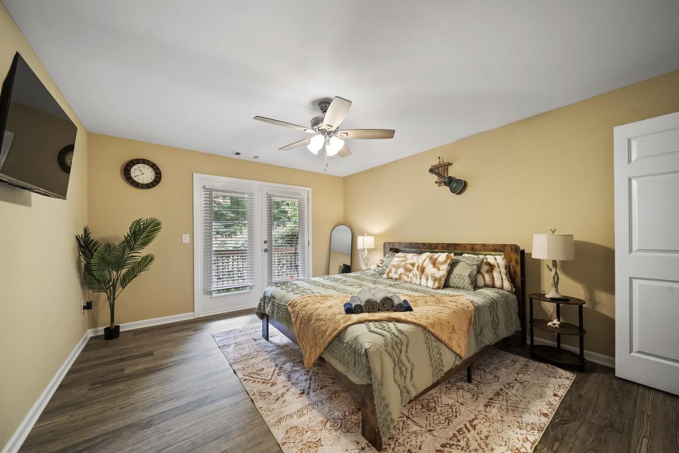 The Aloha House - Massage Chairs - 3 King Beds - Projector