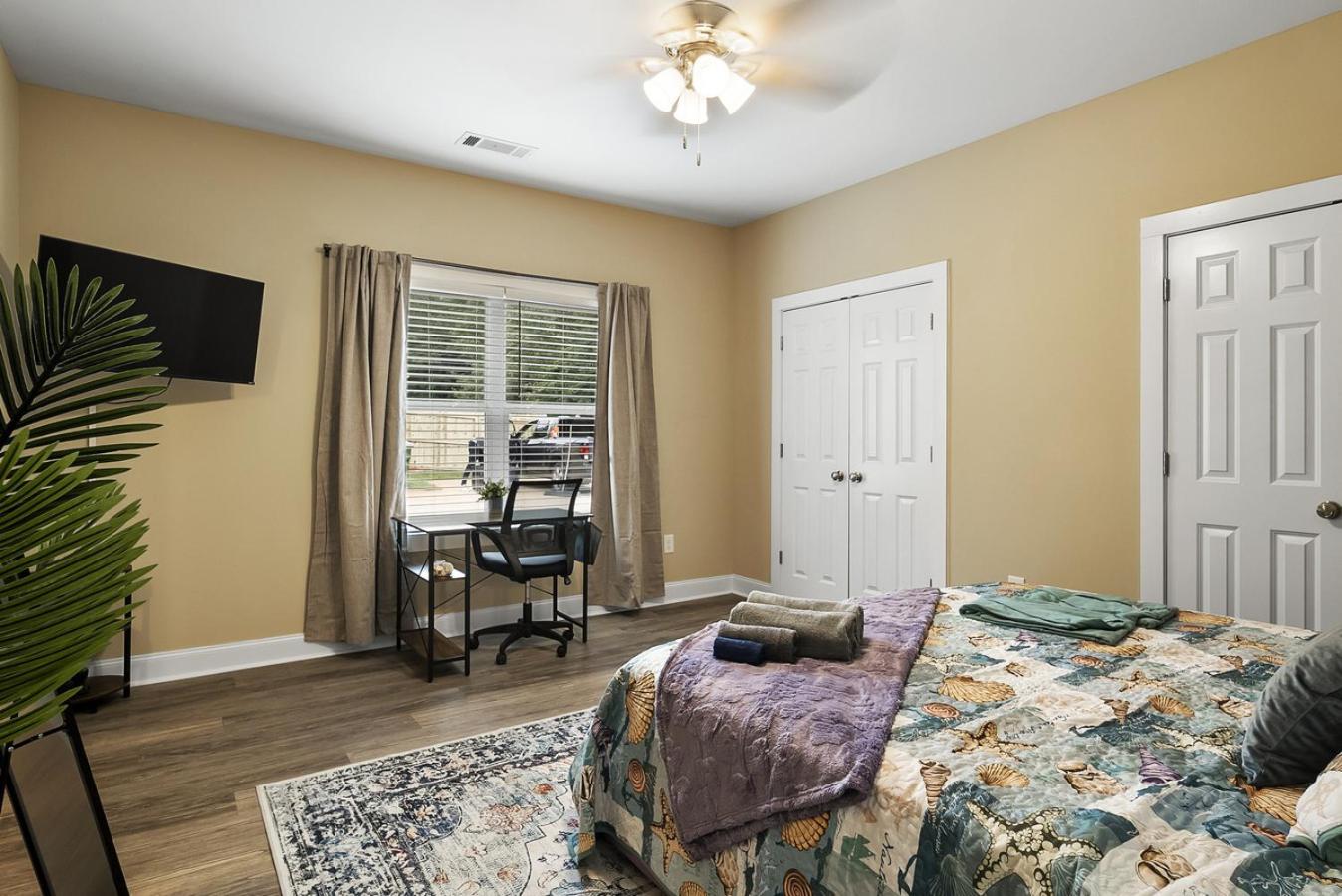 The Aloha House - Massage Chairs - 3 King Beds - Projector