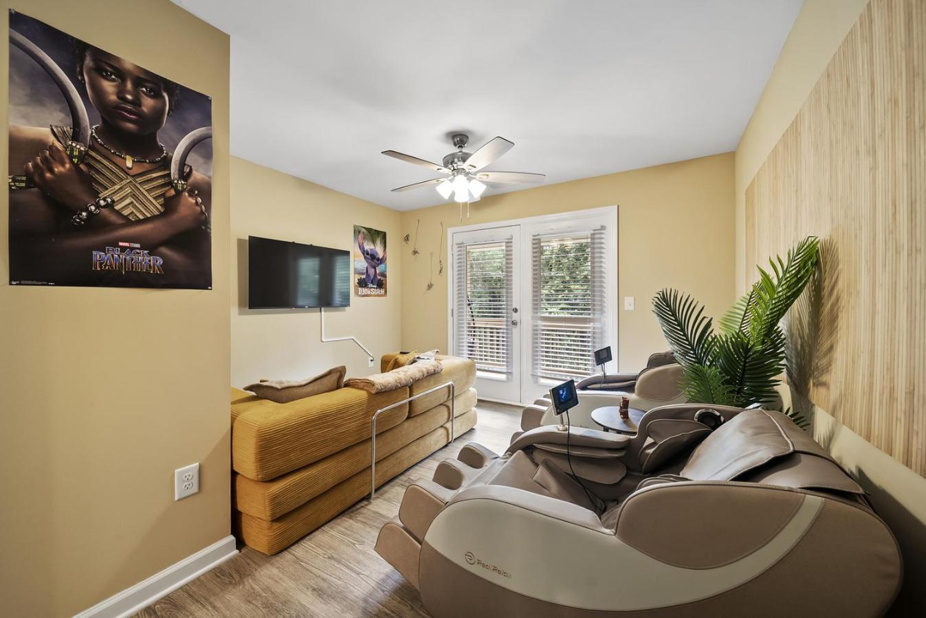 The Aloha House - Massage Chairs - 3 King Beds - Projector