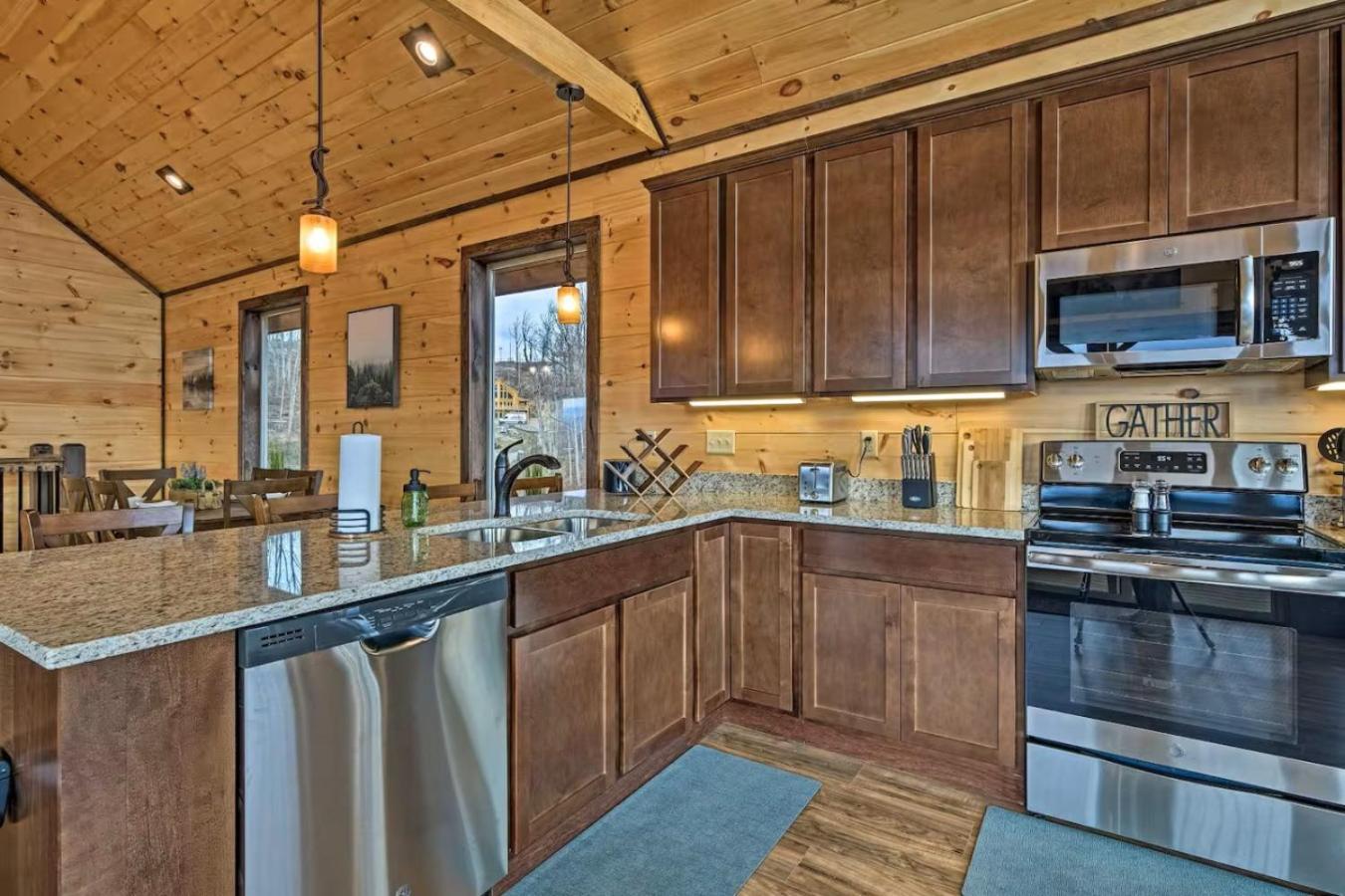 Bearfoot Ridge Hot Tub Game Room MTN Views