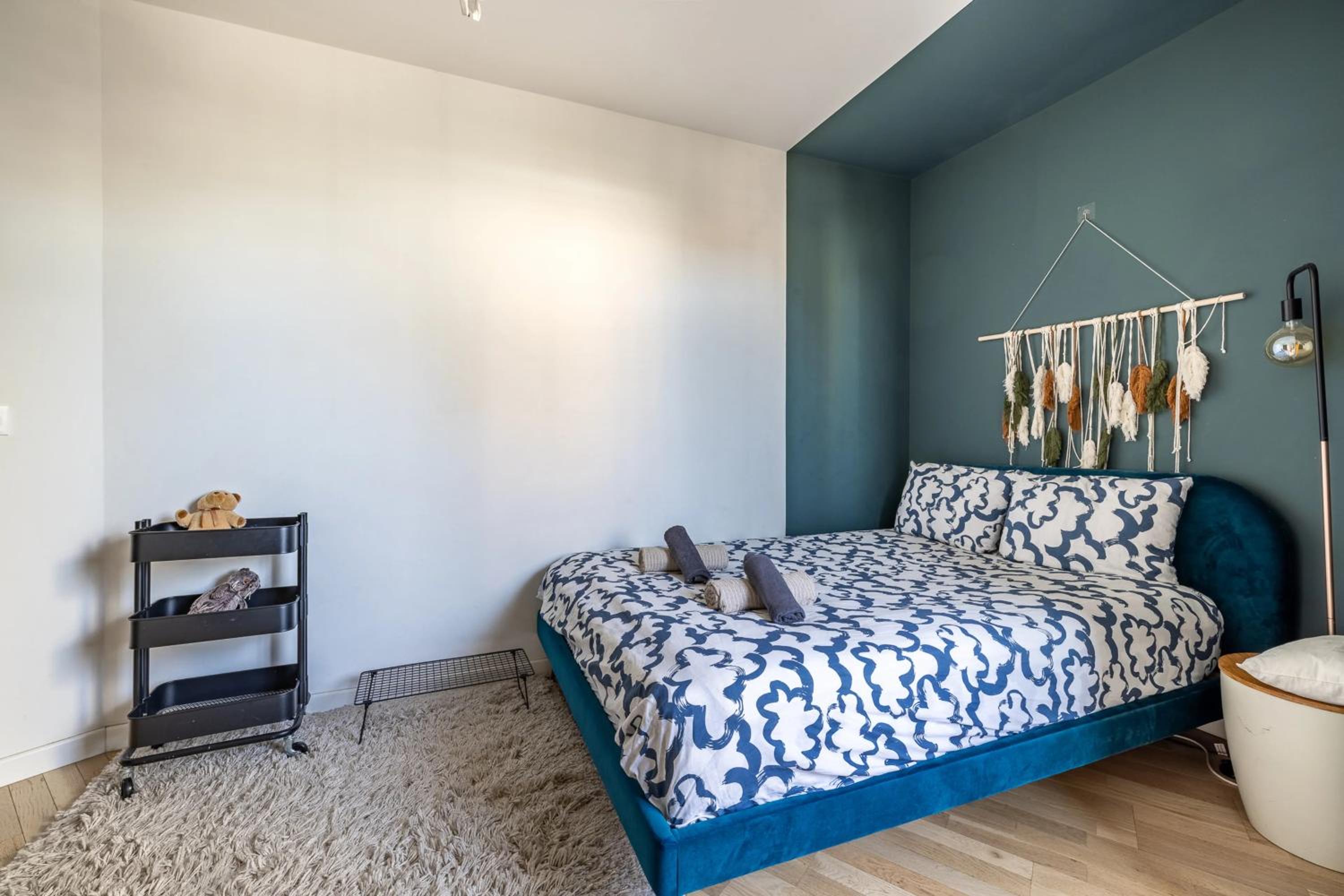 Modern Spacious flat with Terrace, Parking near Metro