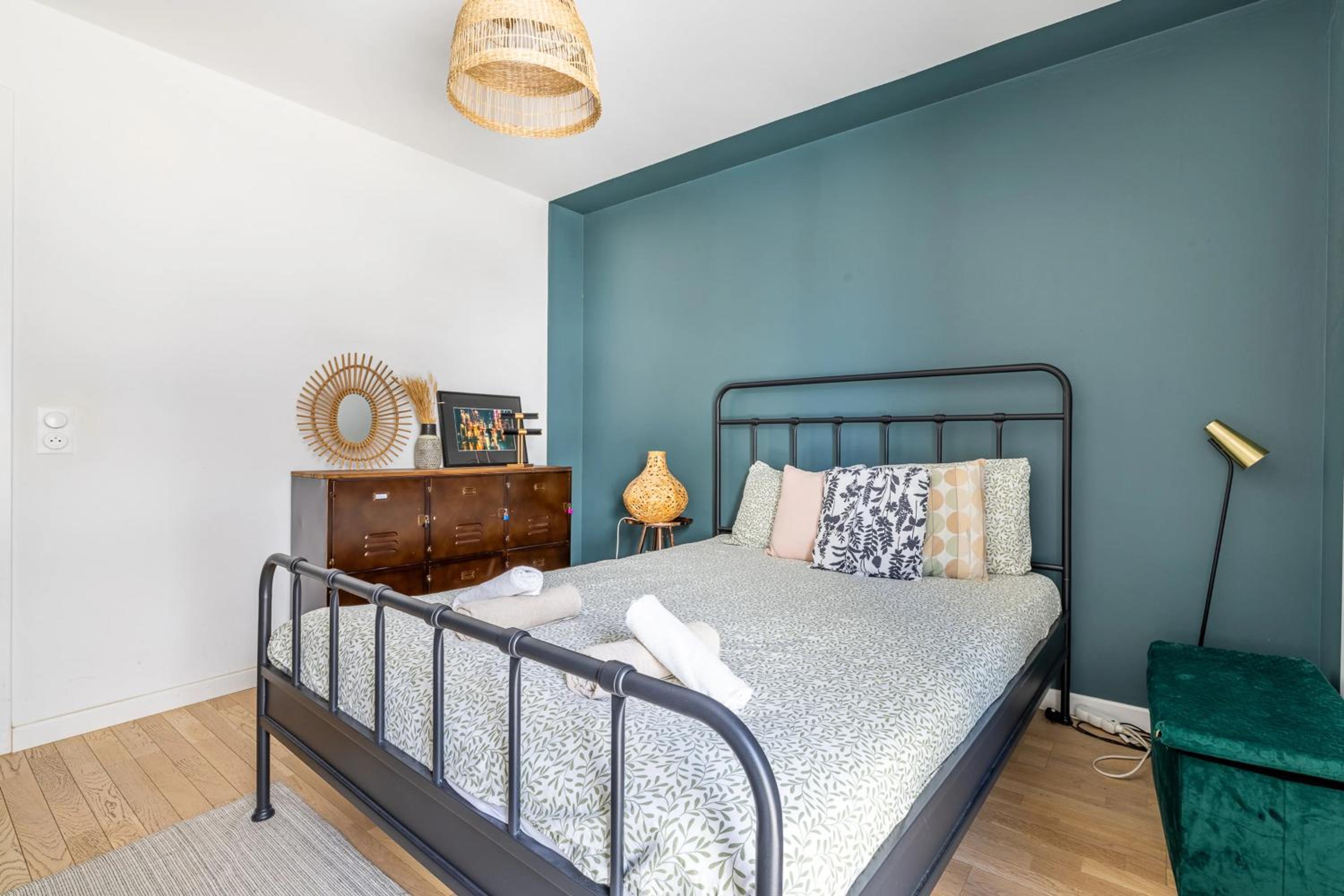 Modern Spacious flat with Terrace, Parking near Metro