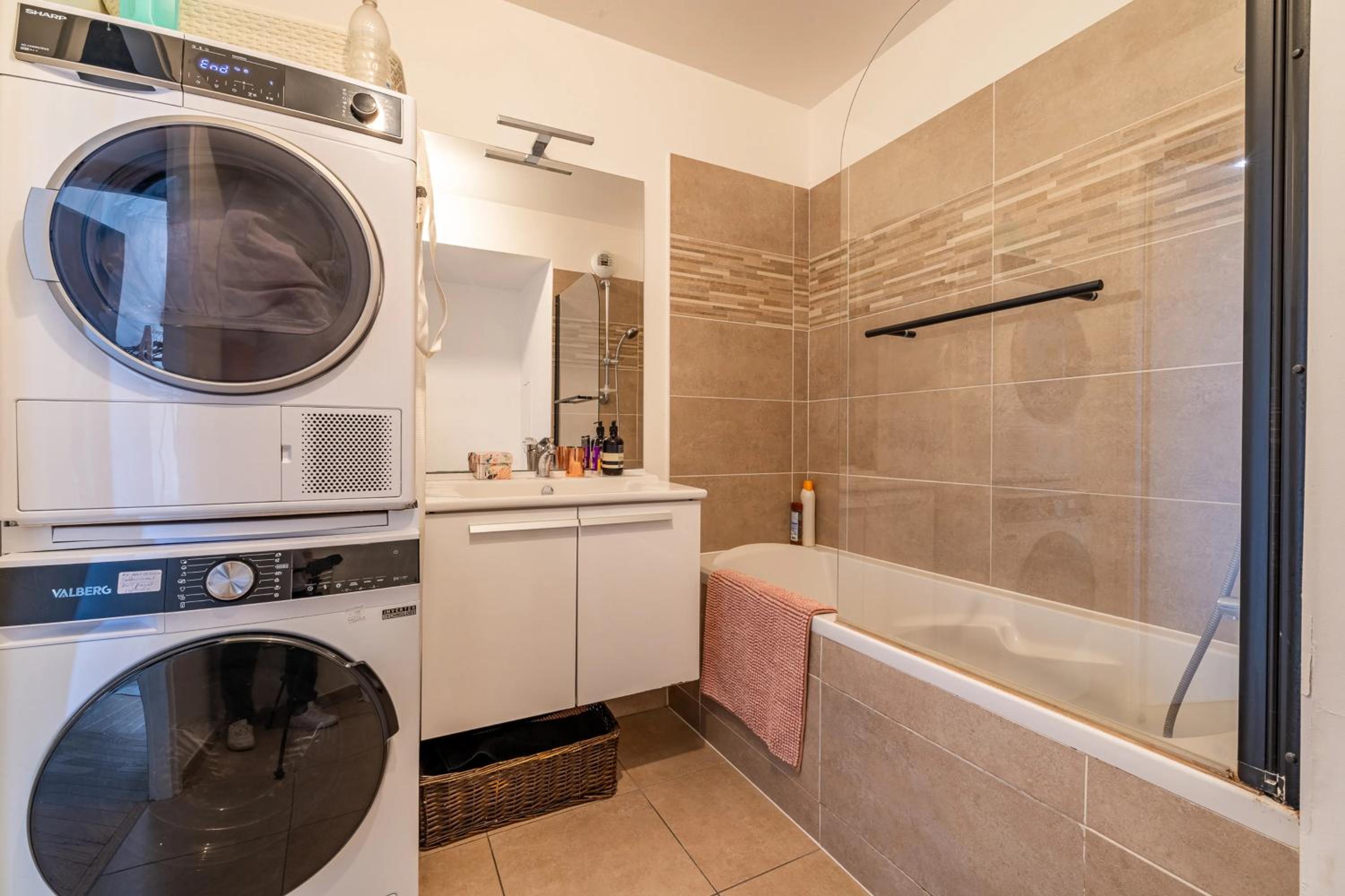 Modern Spacious flat with Terrace, Parking near Metro