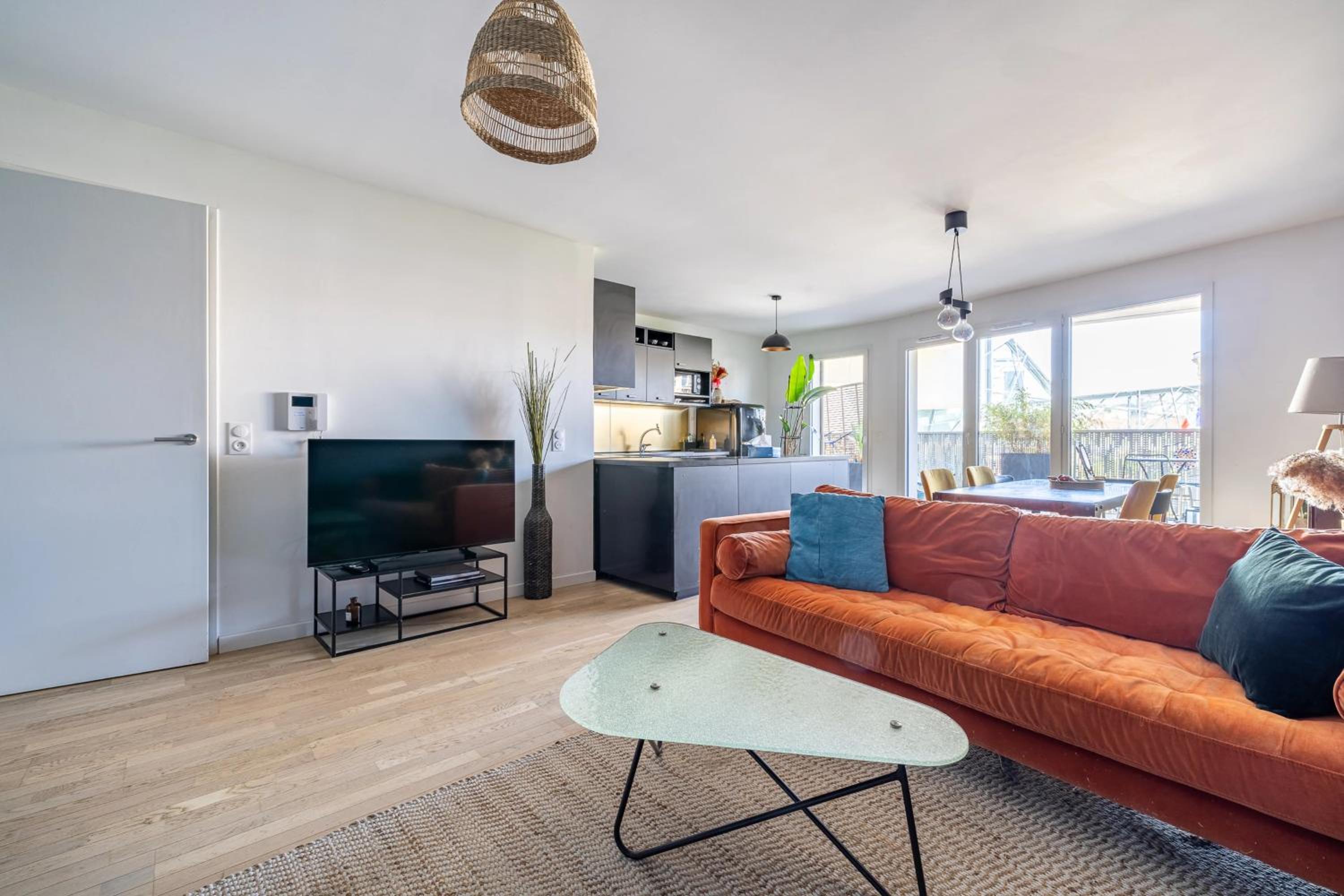 Modern Spacious flat with Terrace, Parking near Metro