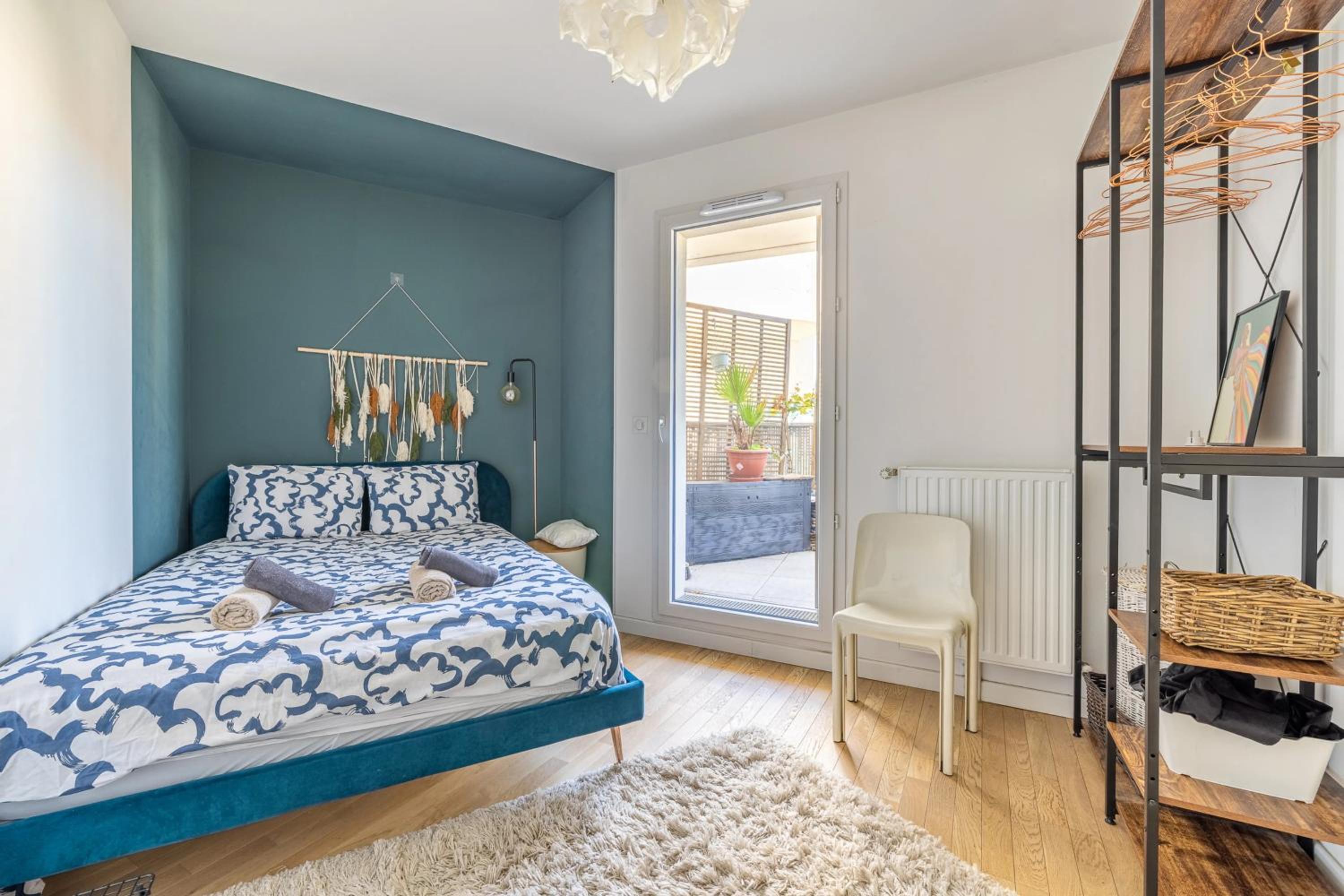 Modern Spacious flat with Terrace, Parking near Metro