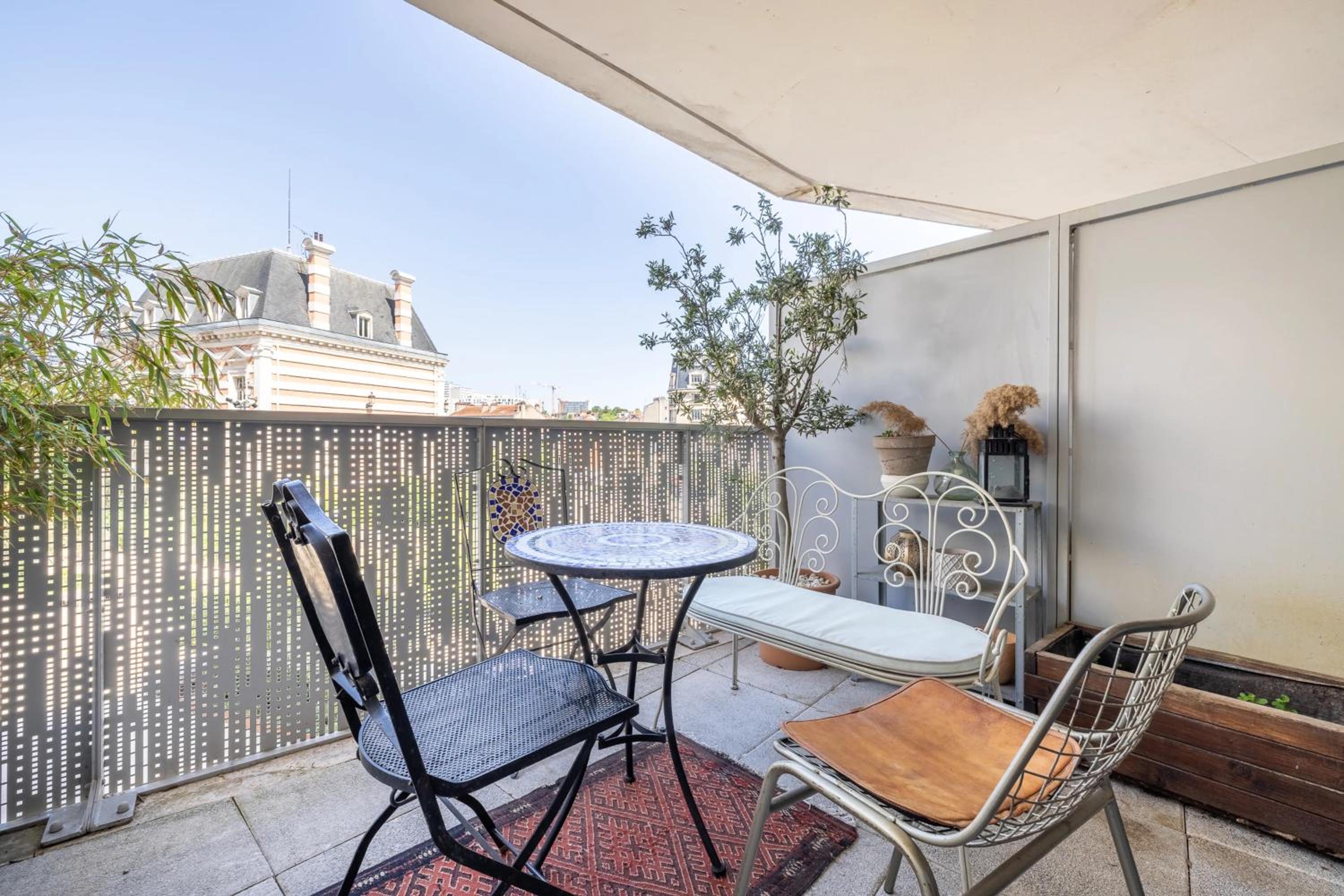 Modern Spacious flat with Terrace, Parking near Metro