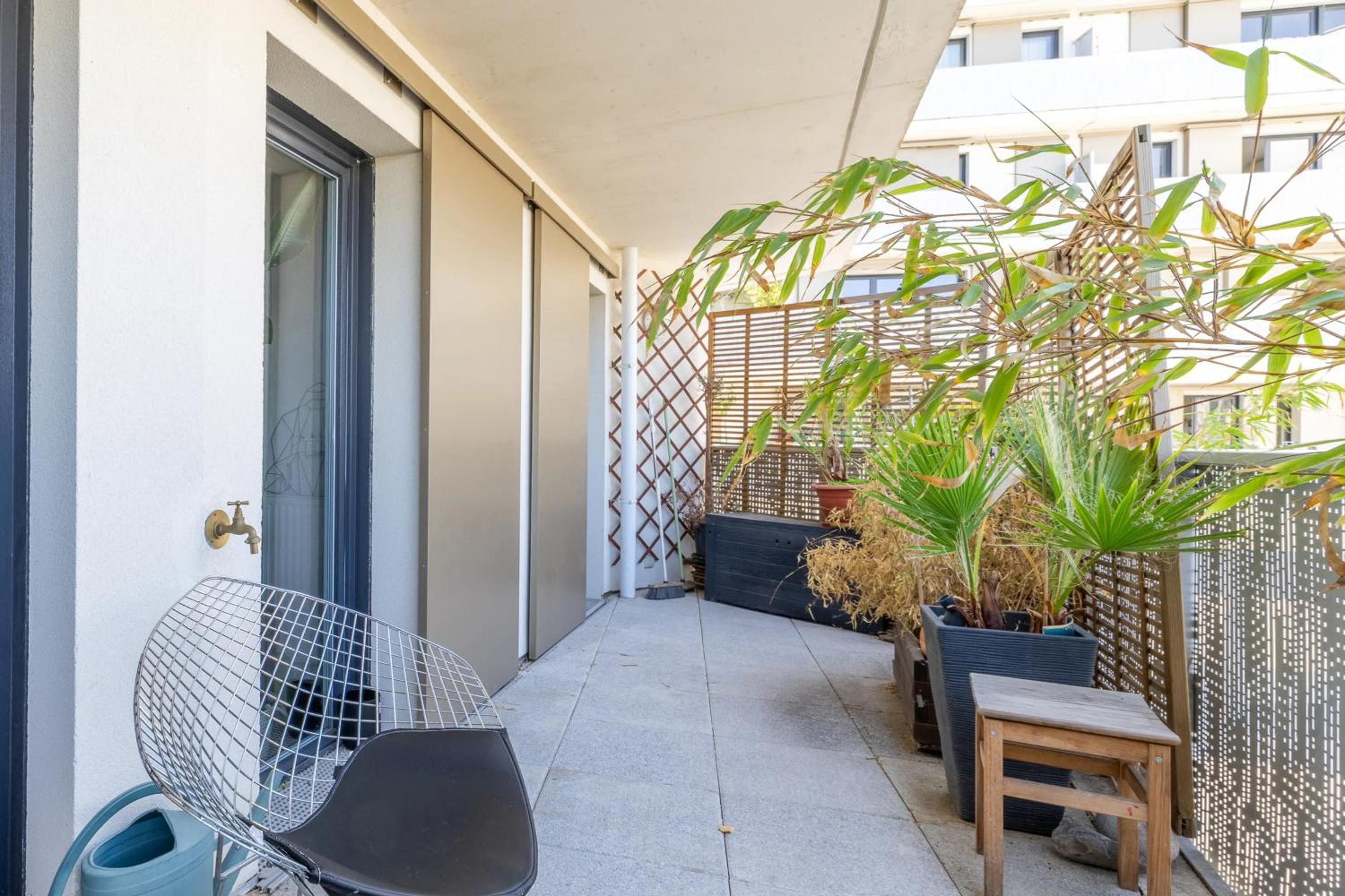 Modern Spacious flat with Terrace, Parking near Metro
