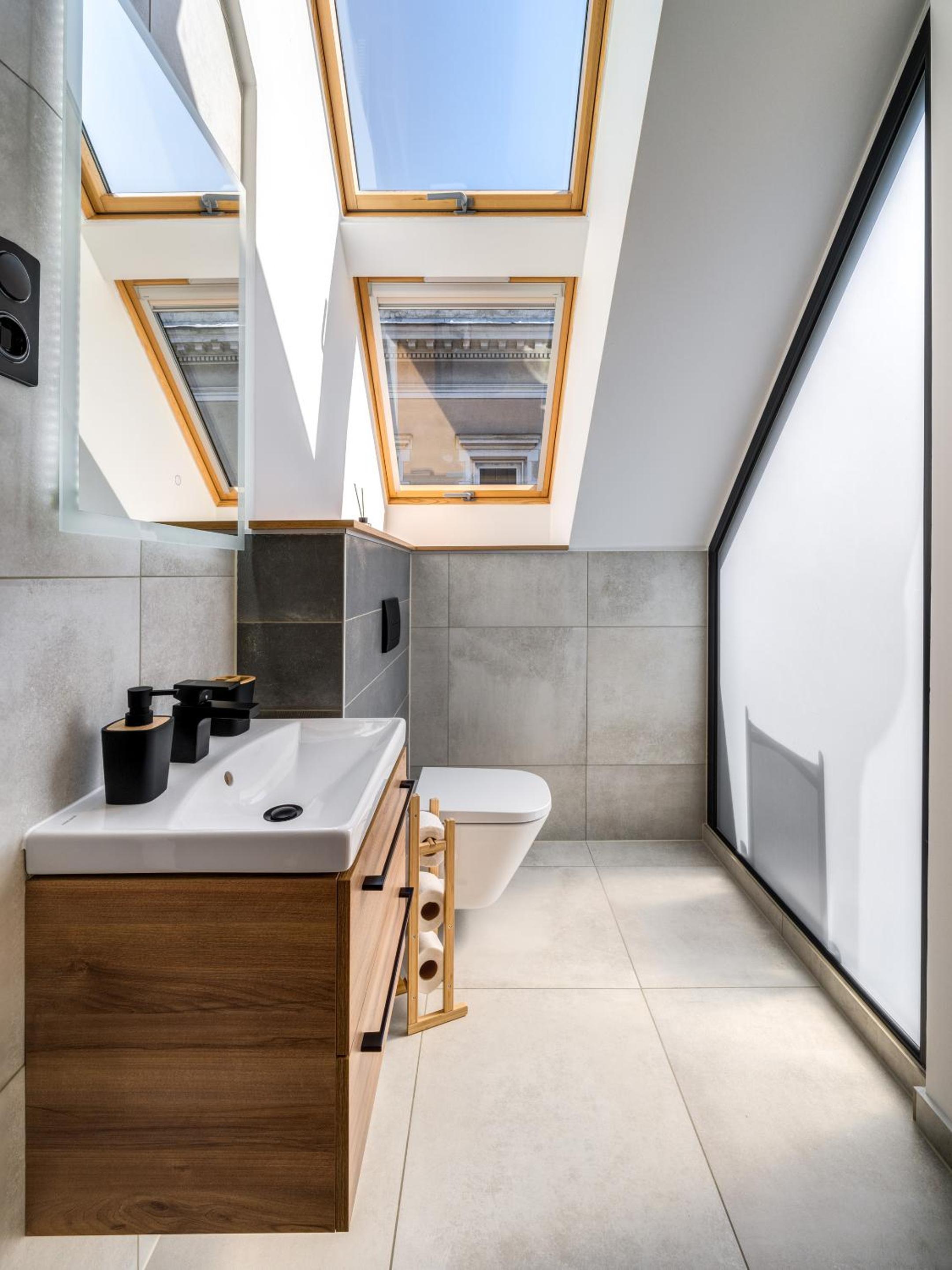 Dob Street Central Residence with Balcony