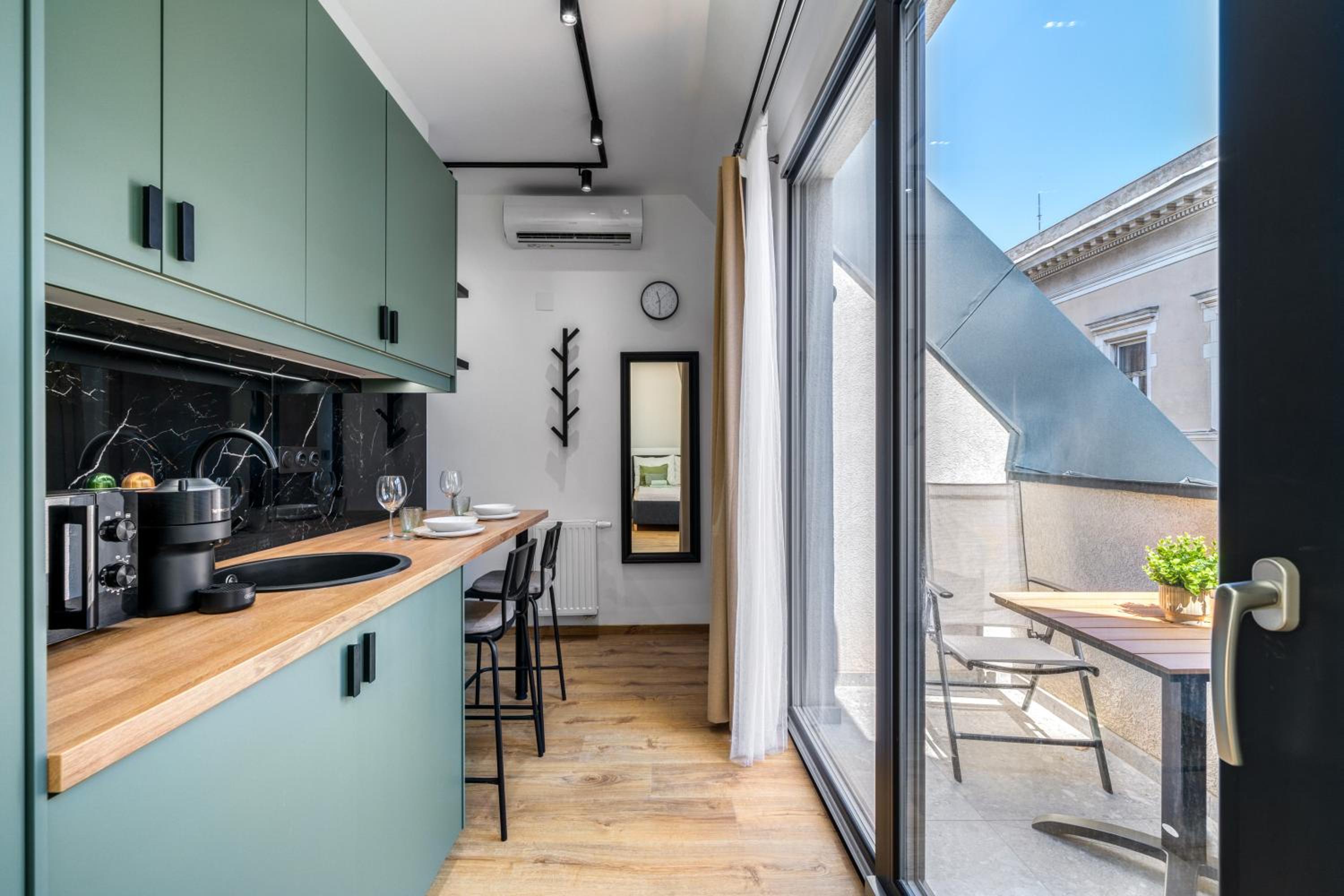 Dob Street Central Residence with Balcony